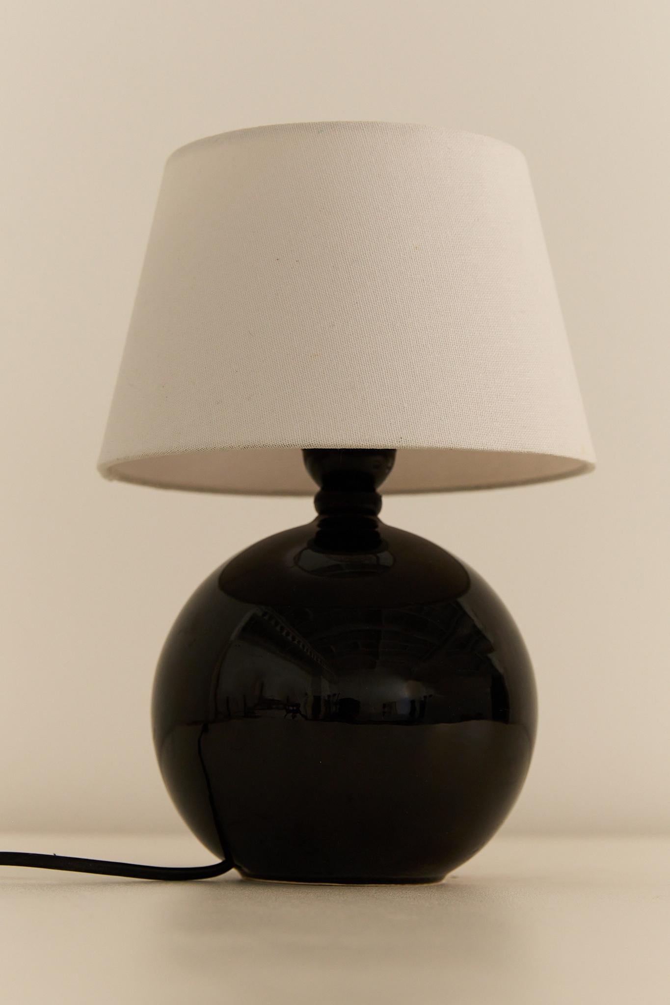 Kugelförmige Art Deco Tischlampe aus schwarzem Opalglas, Jacques Adnet zugeschrieben.