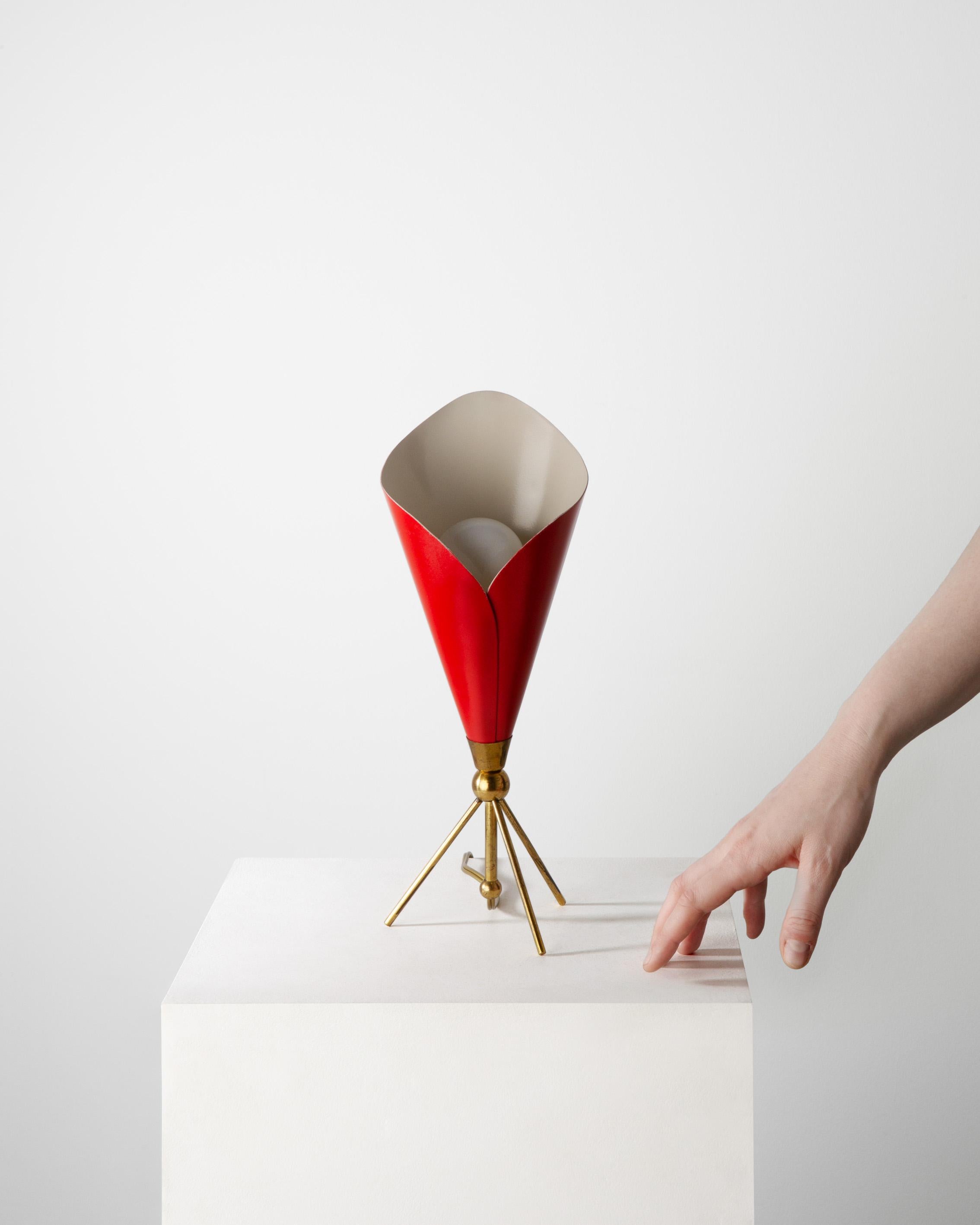 Laccato Lampada da tavolo in alluminio e ottone rosso di Angelo Lelii, vintage, metà secolo 1959 in vendita