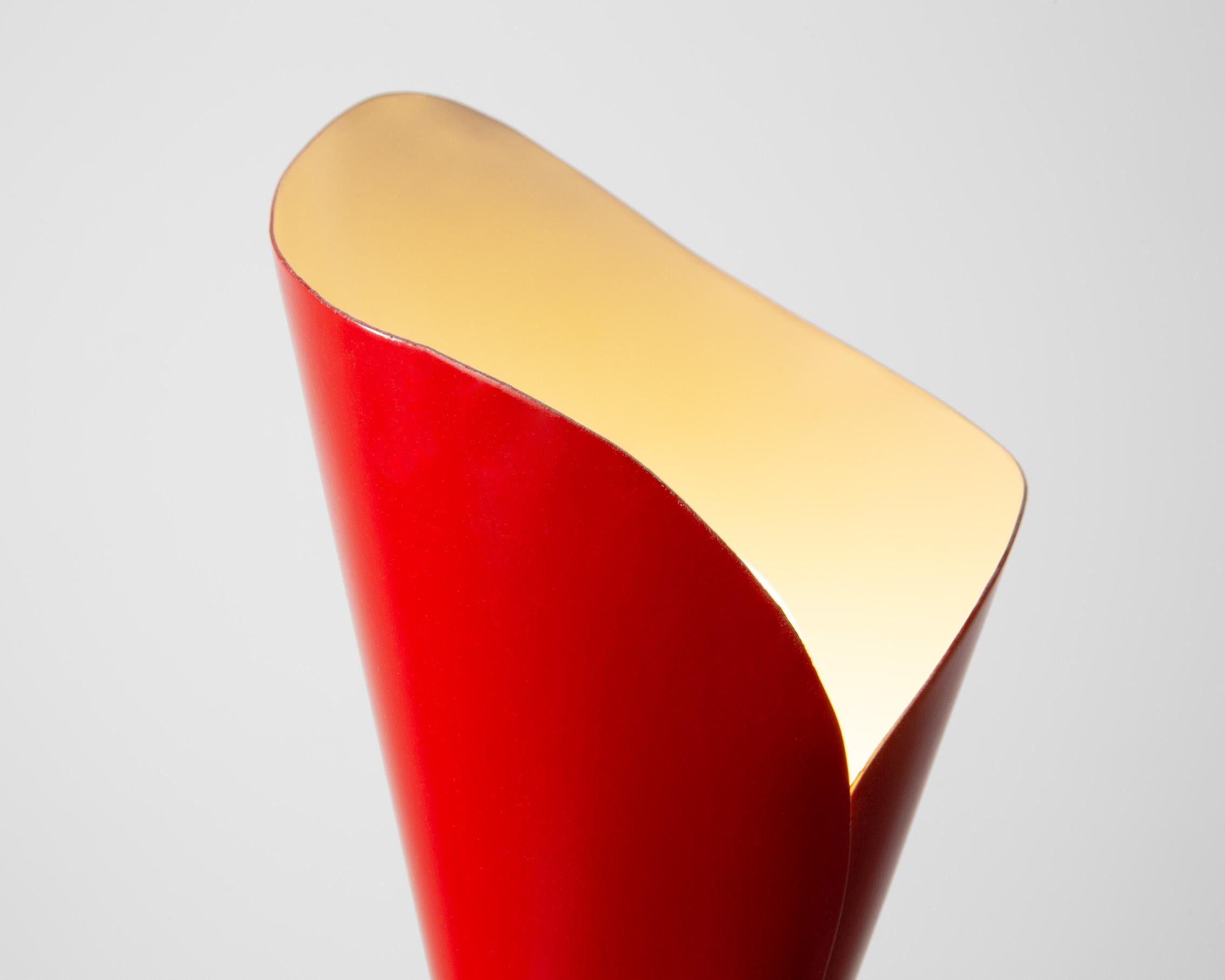 Metà XX secolo Lampada da tavolo in alluminio e ottone rosso di Angelo Lelii, vintage, metà secolo 1959 in vendita