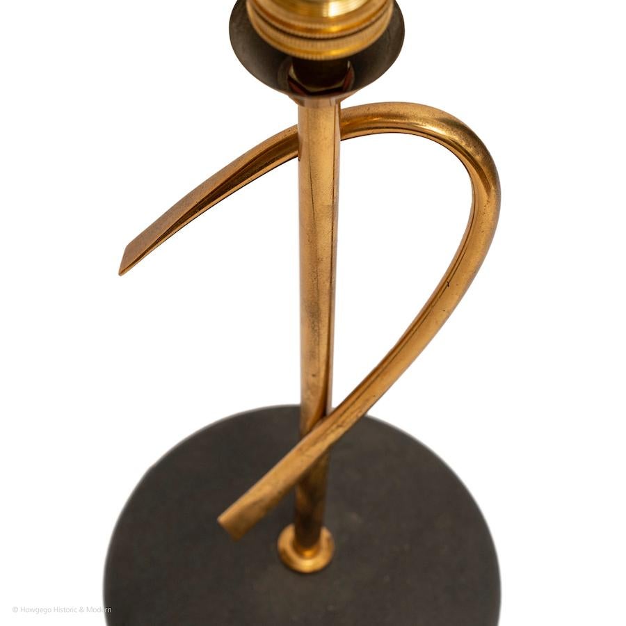 Französische Mid-Century-Modern-Tischlampe aus Messing und schwarzem Metall Arc im Zustand „Gut“ im Angebot in BUNGAY, SUFFOLK