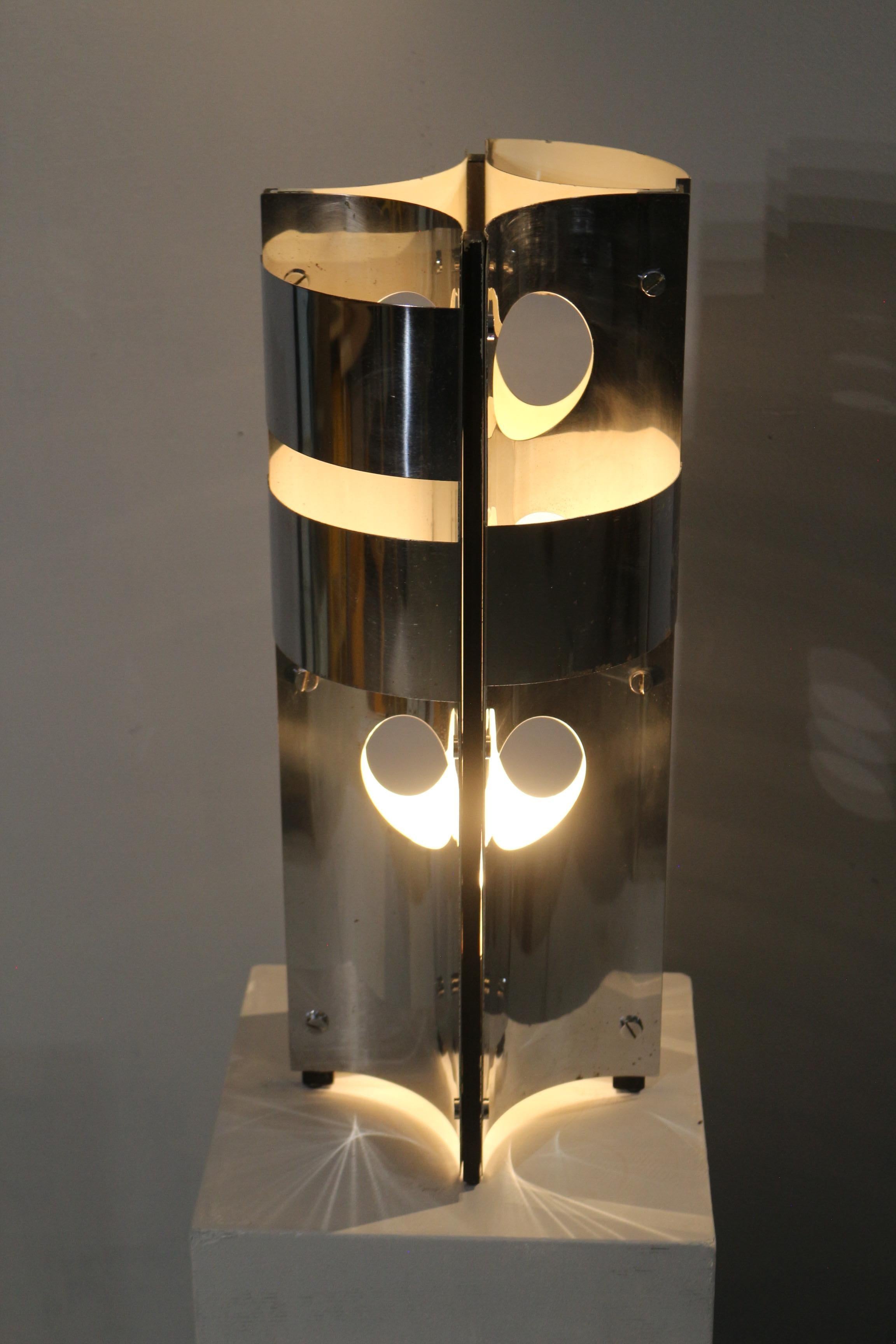 Très belle lampe des années 70's en métal / chrome . Modèle rare 
Les volets latéraux sont amovibles permettant de créer un jeu de lumière selon votre convenance . 
Très bon état générale. 
