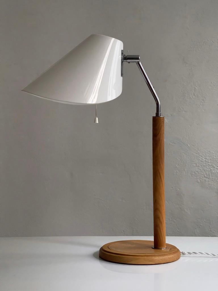Cette rare lampe de table suédoise des années 1970, créée par Bergboms, illustre les contrastes de matériaux raffinés et l'élégance fonctionnelle caractéristiques du modernisme scandinave. Composition magistrale de chêne, de cuir, de chrome et
