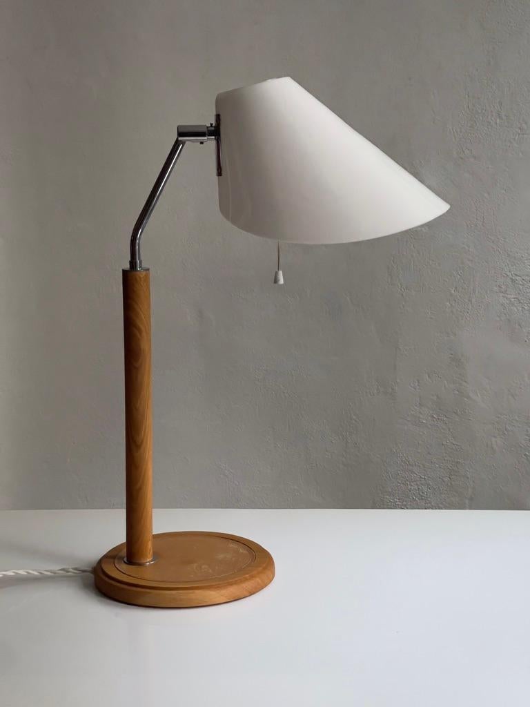 Scandinave moderne Lampe de table de Bergboms en chêne, cuir, abat-jour acrylique et chrome. Suède 1970 en vente