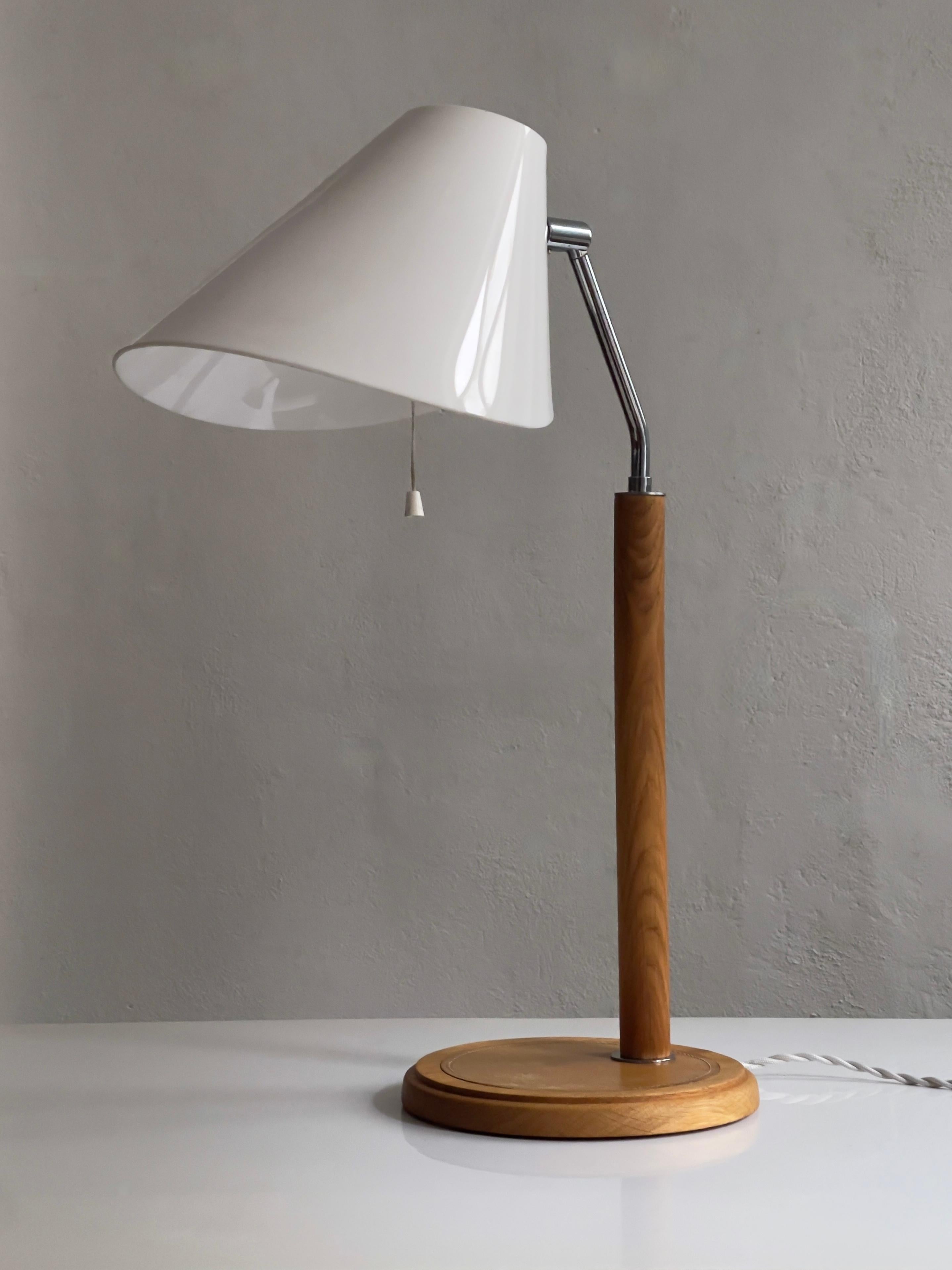 Suédois Lampe de table de Bergboms en chêne, cuir, abat-jour acrylique et chrome. Suède 1970 en vente