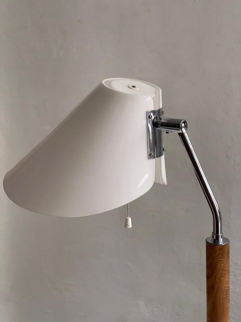 Fin du 20e siècle Lampe de table de Bergboms en chêne, cuir, abat-jour acrylique et chrome. Suède 1970 en vente