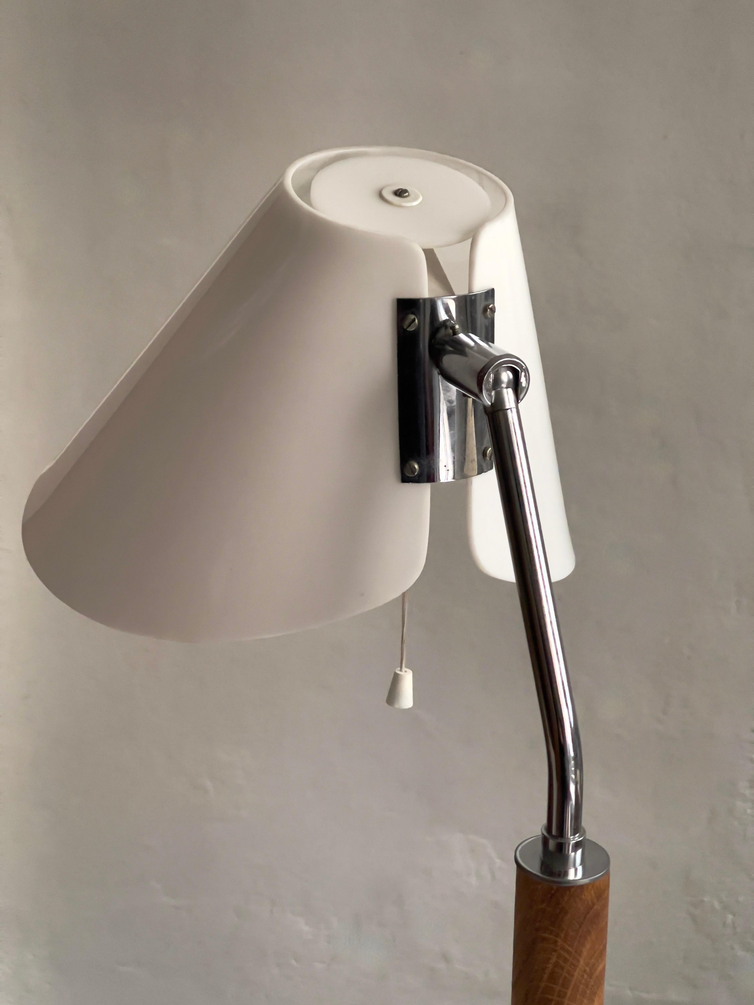 Cuir Lampe de table de Bergboms en chêne, cuir, abat-jour acrylique et chrome. Suède 1970 en vente