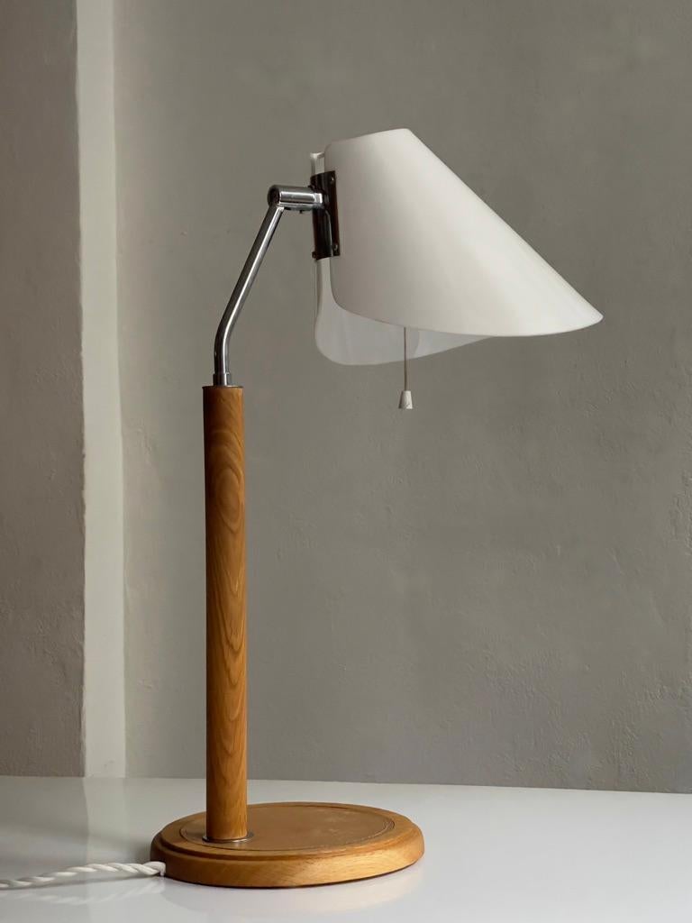 Lampe de table de Bergboms en chêne, cuir, abat-jour acrylique et chrome. Suède 1970 en vente 1