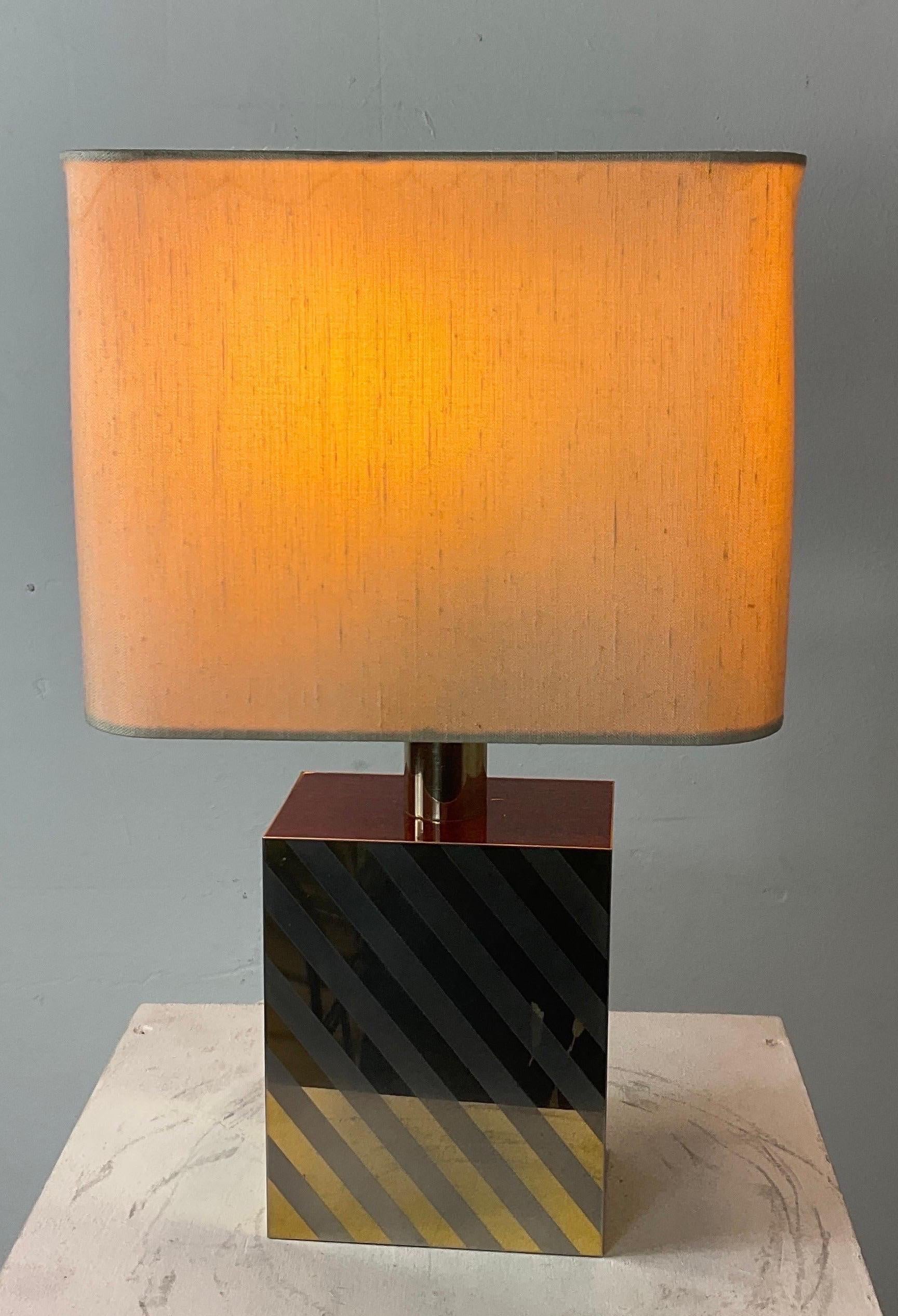 Schöne Messing-Lampe aus den 70er Jahren kann in jede Immobilie und kleinen Kontext, der eine Menge Licht zu geben verwaltet eingefügt werden.
