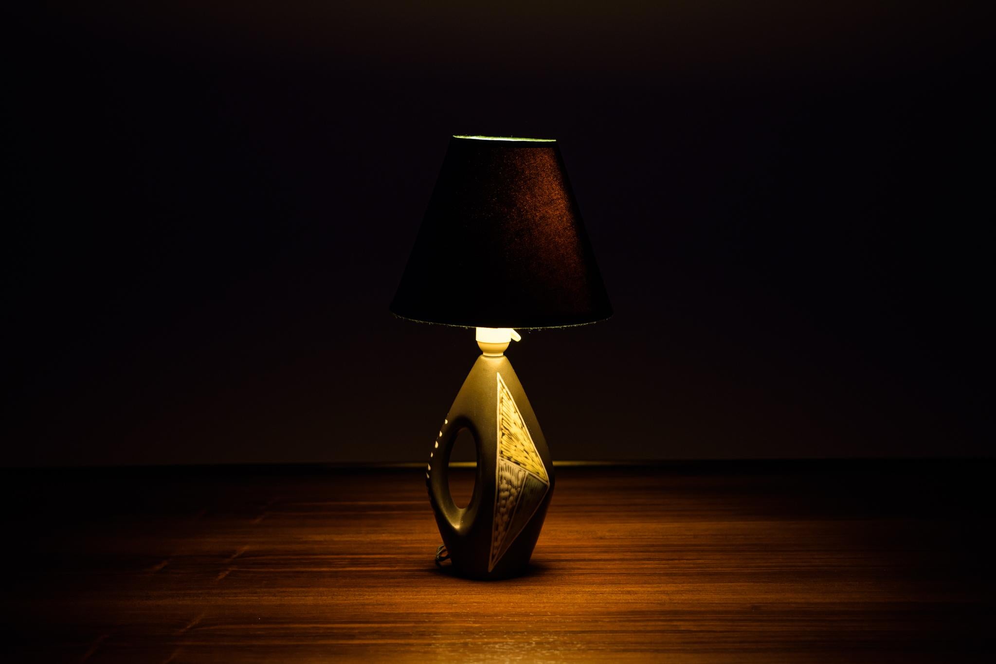 Table lamp from the “Burgundy” series, designed by Holm Sorensen, Soholm. For Sale 7