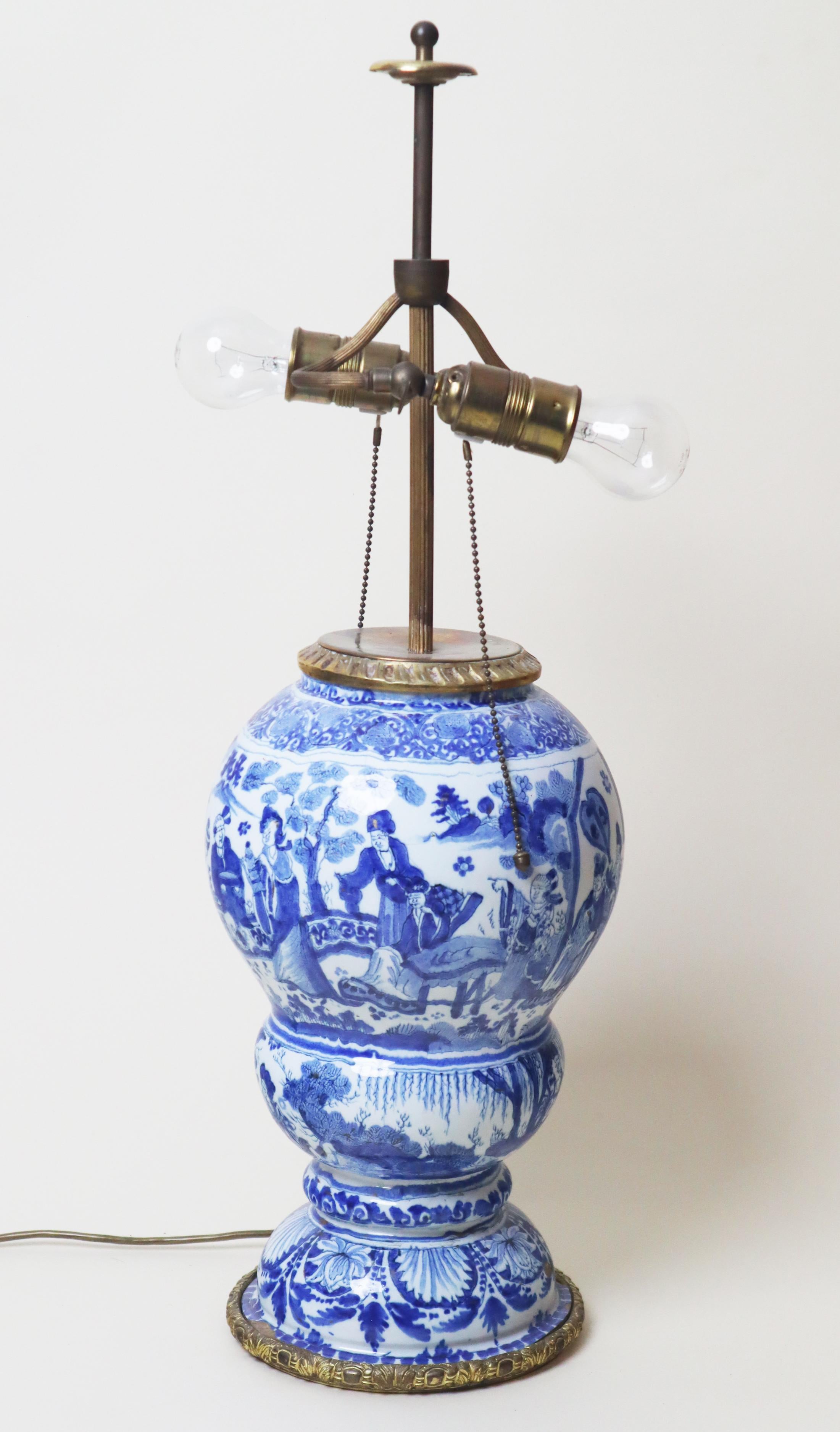 Aquí tienes una oportunidad especial de llevarte a casa una lámpara de mesa única y de gran calidad del siglo XVIII. La marca Gerhart Wolbeer, con sede en Berlín allá por el siglo XVII, era conocida por su asombrosa porcelana. Fabricaban una