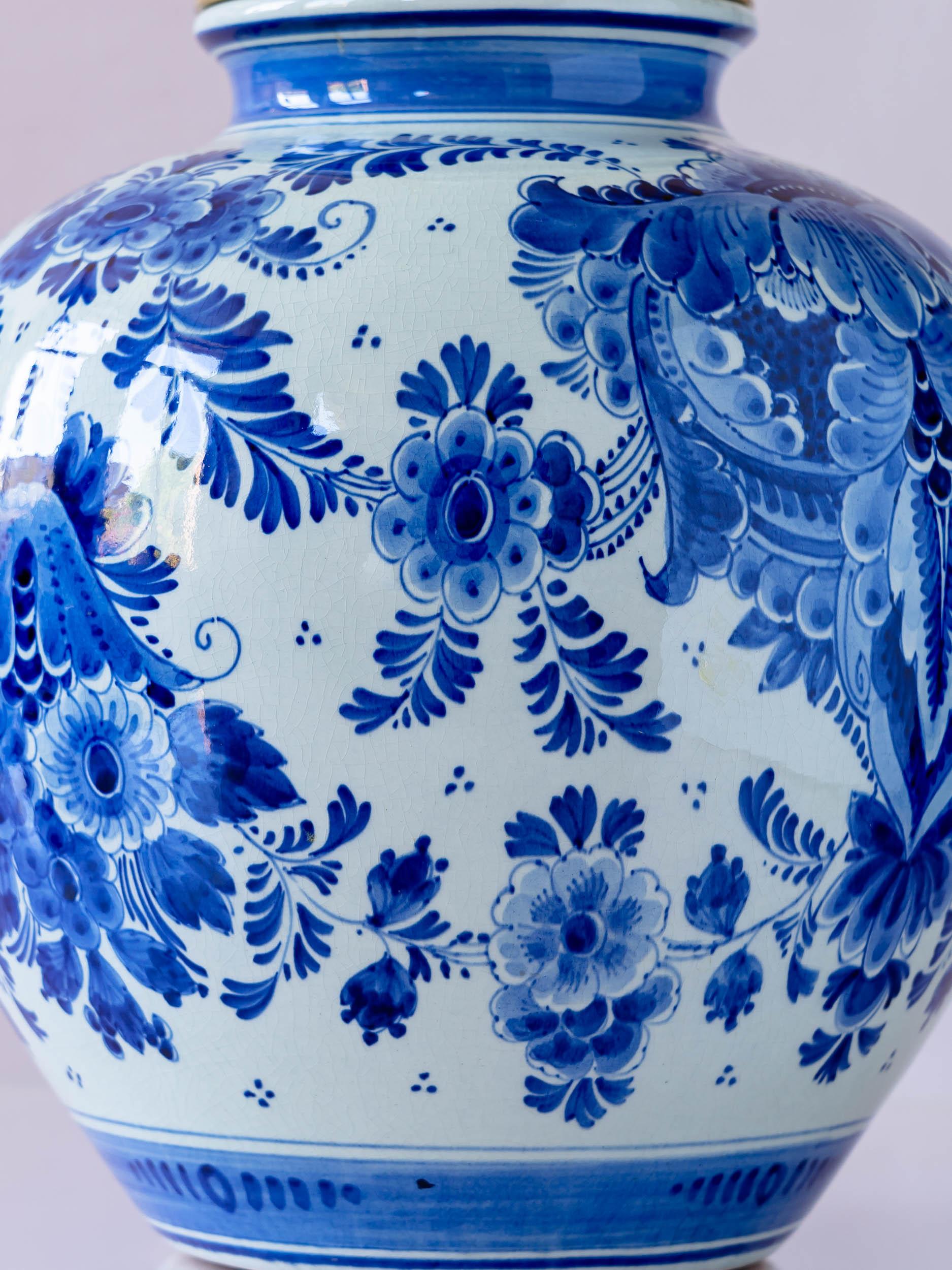 Laiton Lampe de bureau bleue Royal Delft de 1974, abat-jour en satin blanc avec bordure cobalt en vente