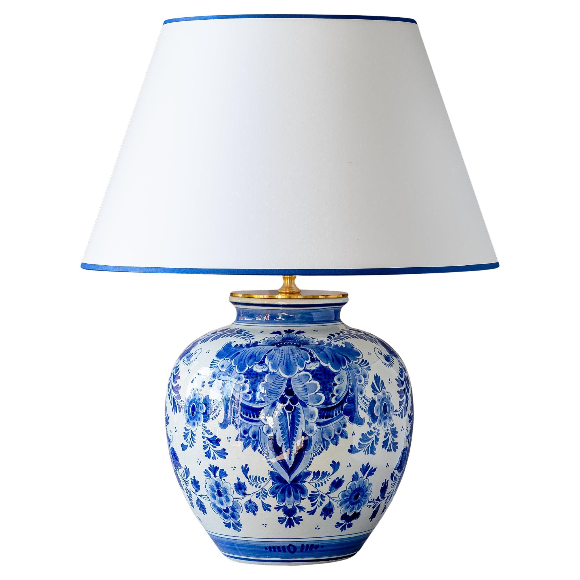 Royal Delft Blue 1974 Vase Tischlampe, Lampenschirm aus weißem Satin mit kobaltblauer Zierleiste