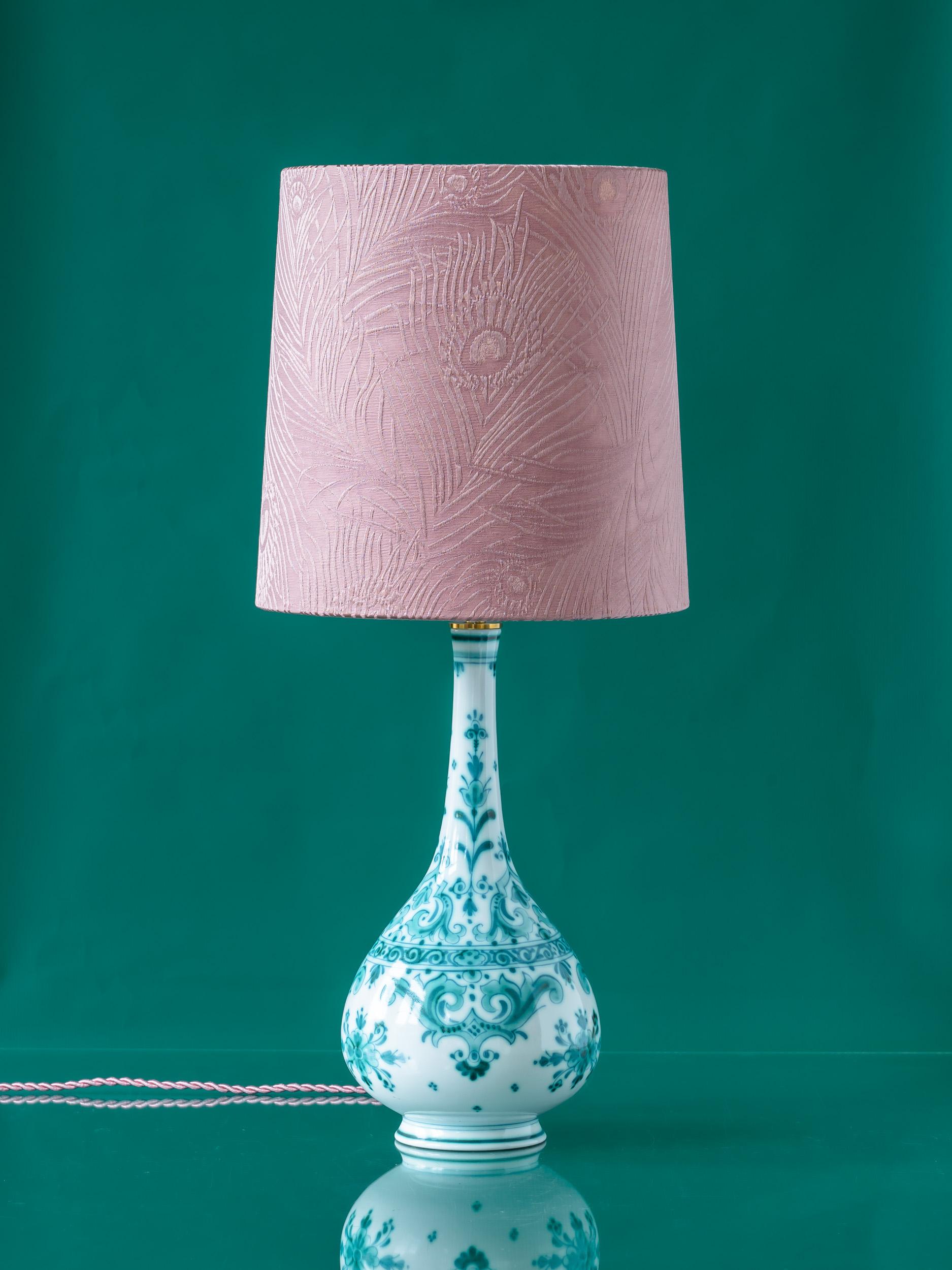 Wir präsentieren Athena, eine einzigartige Lampe, die in sorgfältiger Handarbeit aus einer alten Royal Delft (De Porceleyne Fles) Delvert Vase gefertigt wurde. Die Delvert-Serie, eine Verschmelzung des französischen Begriffs für Grün (vert) und der