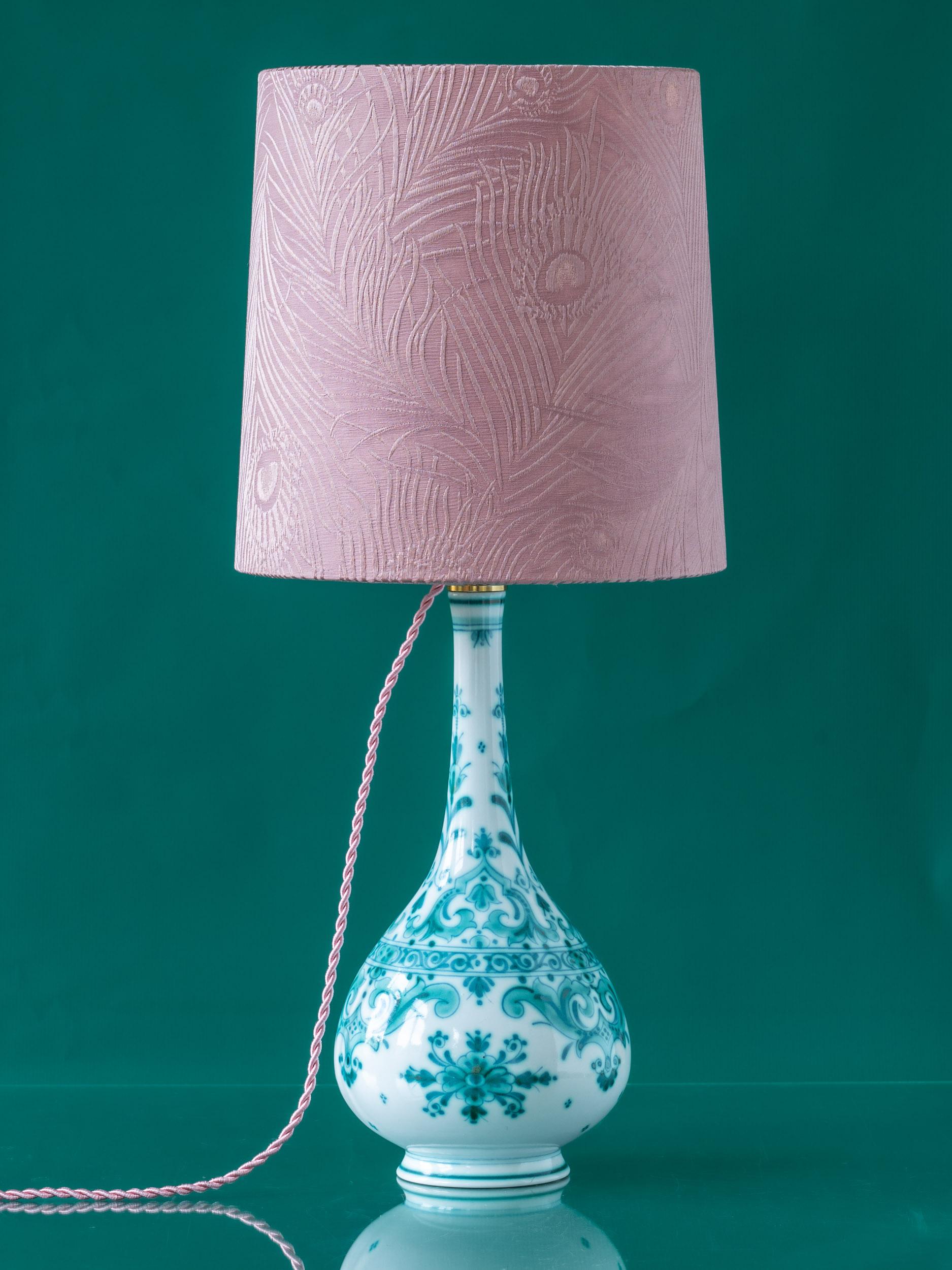 Royal Delvert-Lampe aus Royal Delft, Liberty London, Lampenschirm, 1968-1976 (Messing) im Angebot