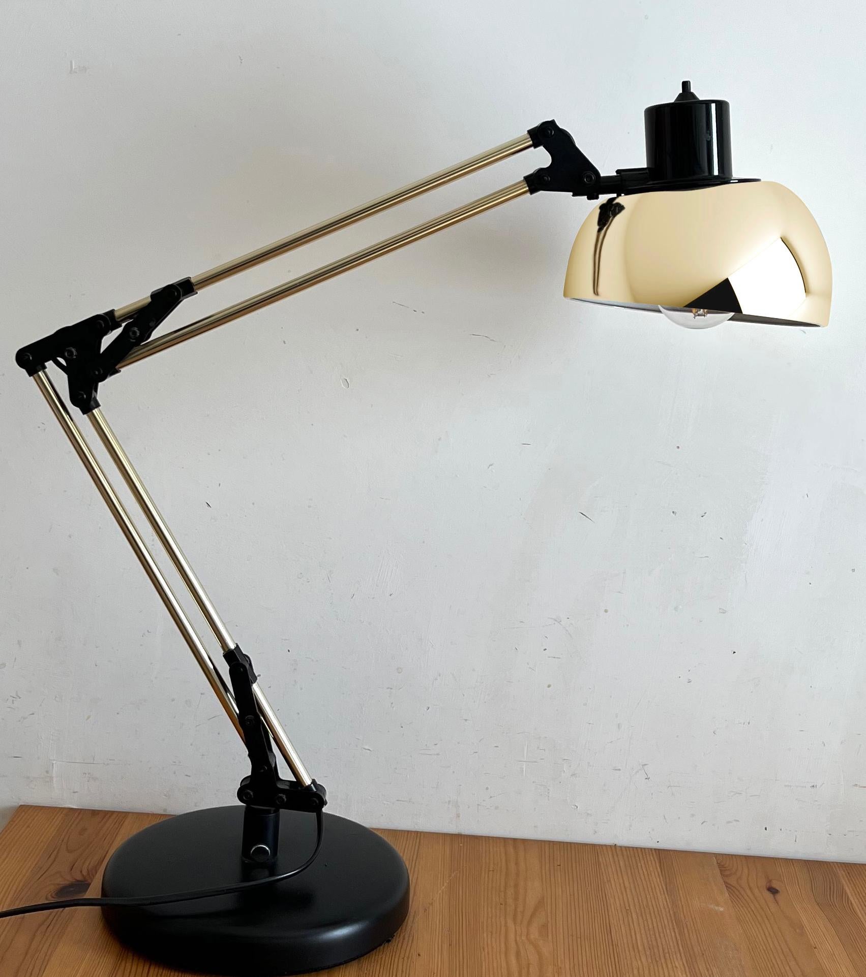 Bella lampada da tavolo degli anni 80 cerata da Luci e Dimensioni  modello Giotto 
La lampada è snodabile con  due bracci ruota di 180°
