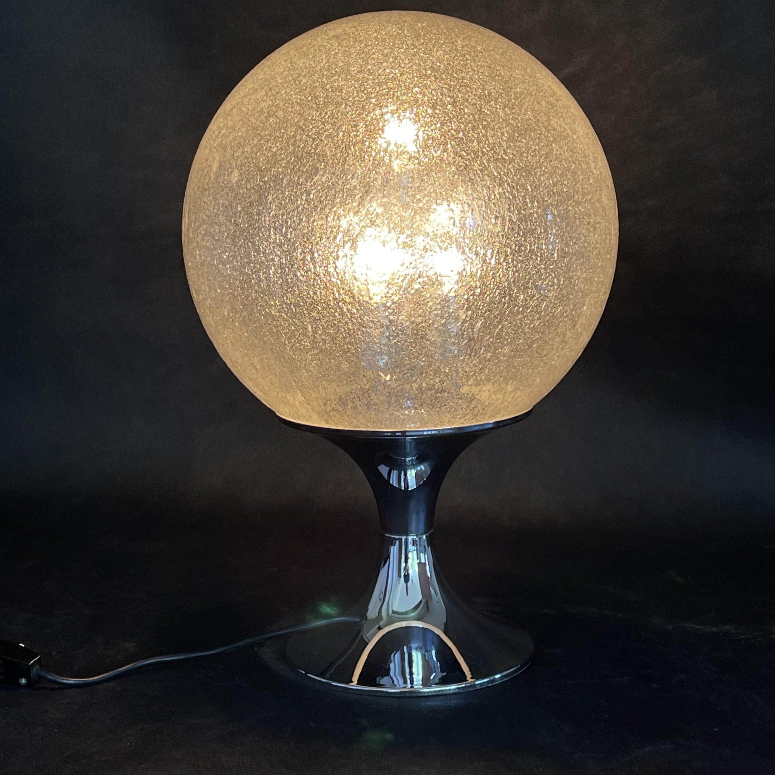 Milieu du XXe siècle Lampe de table boule de verre Doria, 1960s en vente