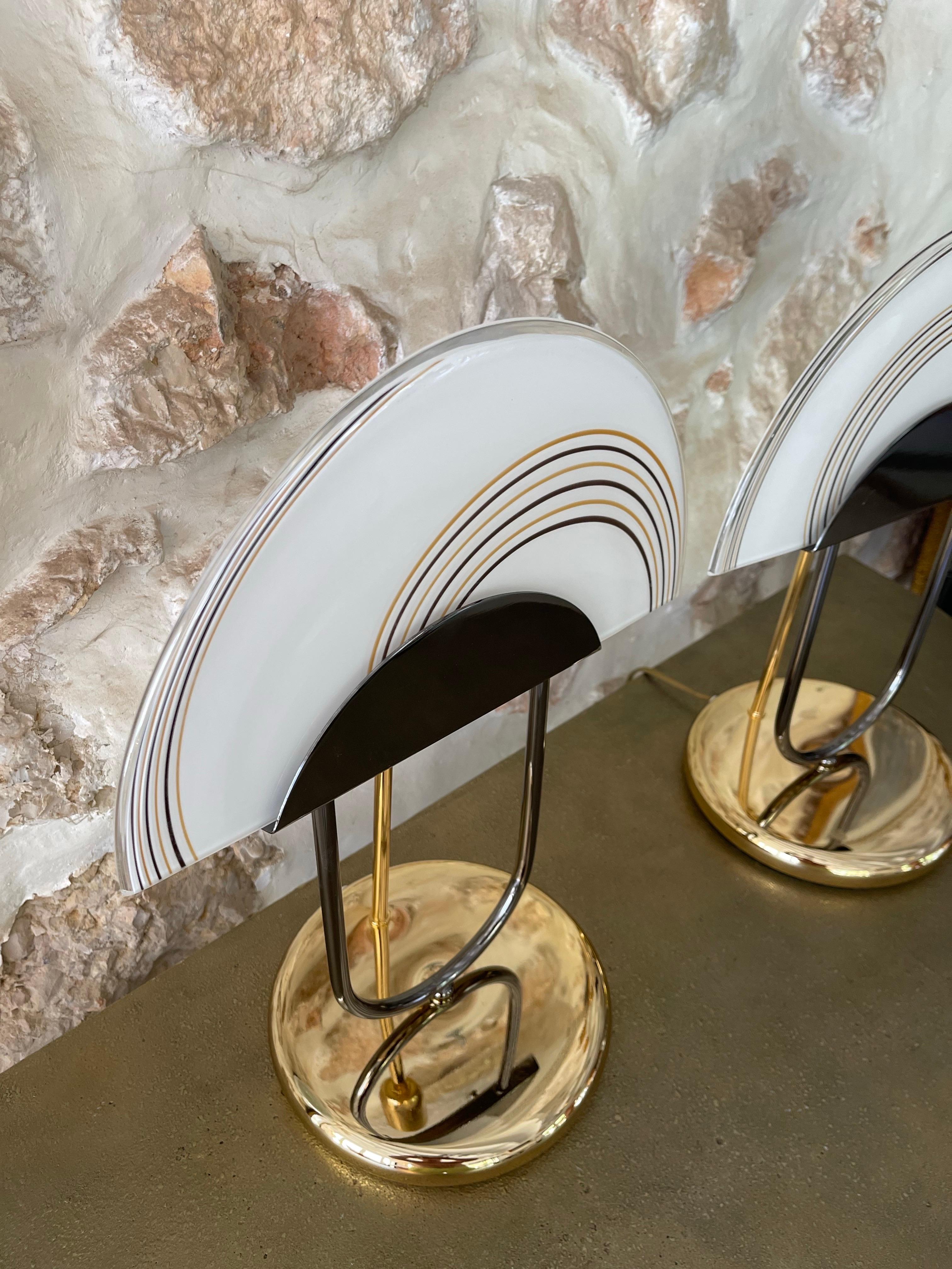 Large pair bicolor of Post-Modern table lamp by Zonca.
The design of this lamp is a typical example of the post-modern style of the 80s.
The fan-shaped Murano glass takes up the pastel colors of this period, without forgetting the black lacquered