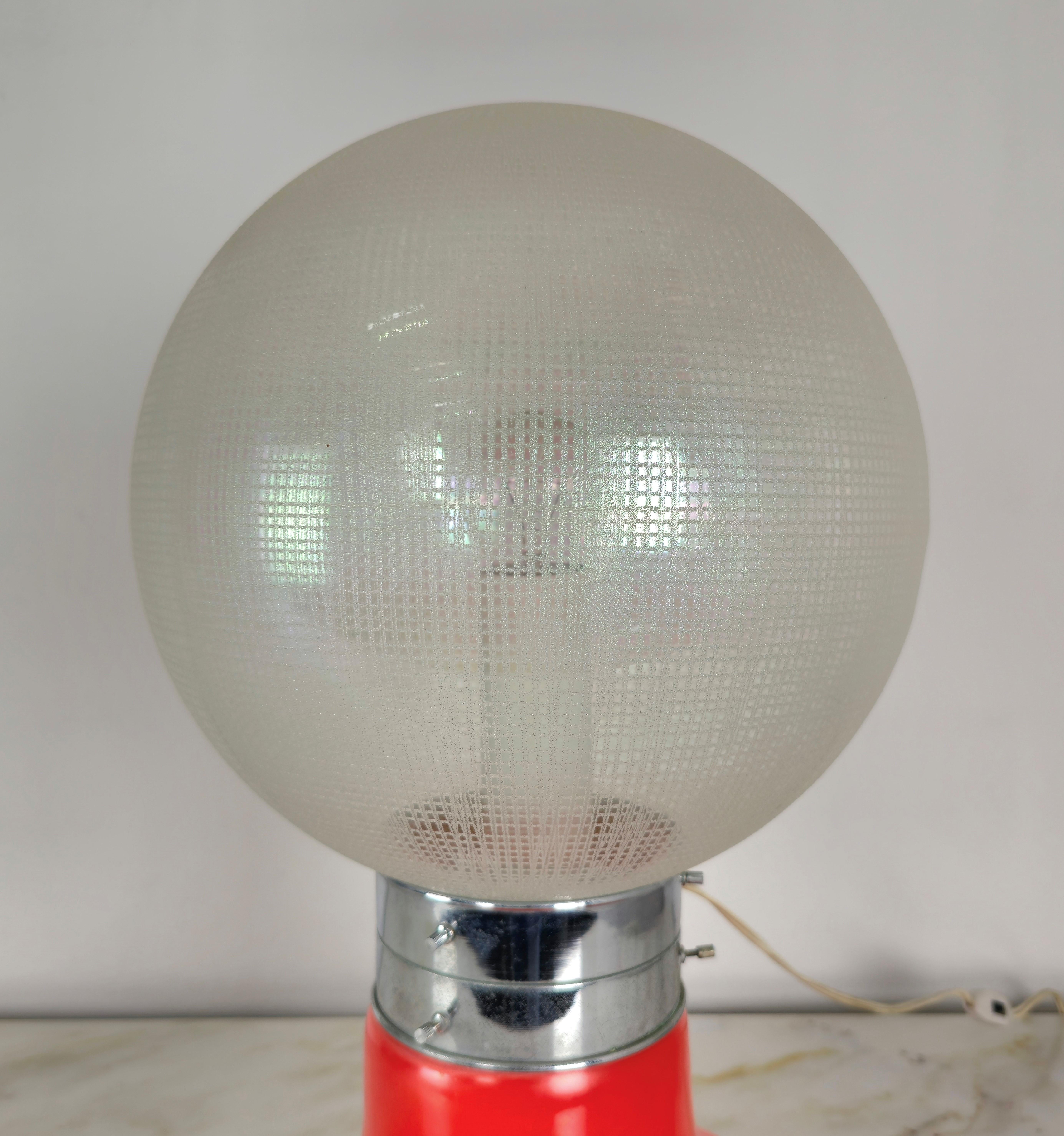 Mid-Century Modern Lampe de table Sphère en verre Aluminium chromé Design italien du milieu du siècle dernier, années 1960 en vente