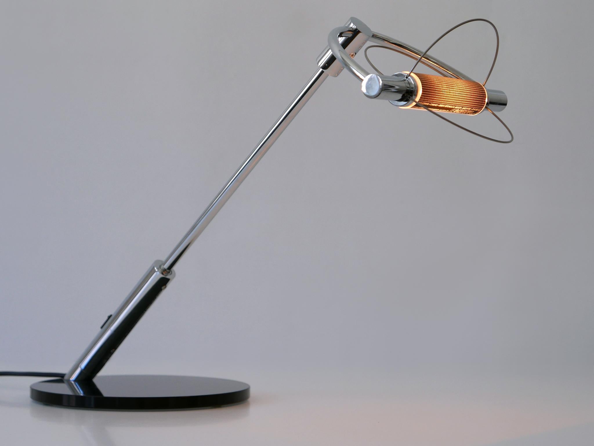 Elegant and adjustable Postmodern table lamp or desk light 'Gradi Scrivania'. The lamp shade adjustable in height. Rotating diffuser and dimmer. Designed by Franco Bettonica & Mario Melocchi for Cini & Nils, Italy., 1990. Signed to the diffuser and