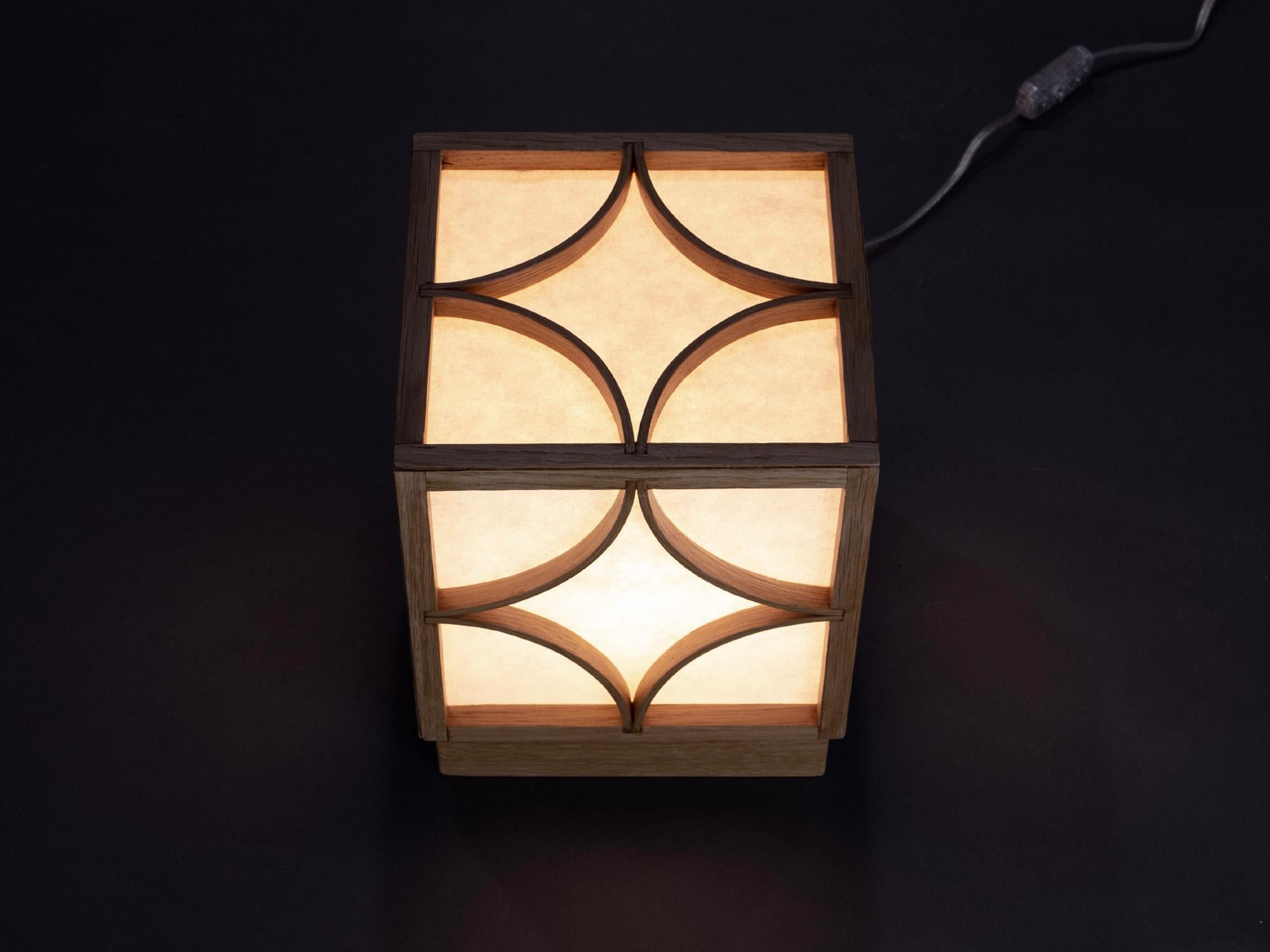 Minimaliste LAMPE DE TABLE fabriquée à la main à partir d'un cadre en chêne blanc cintré à la vapeur et de feuilles de shoji japonaises. en vente
