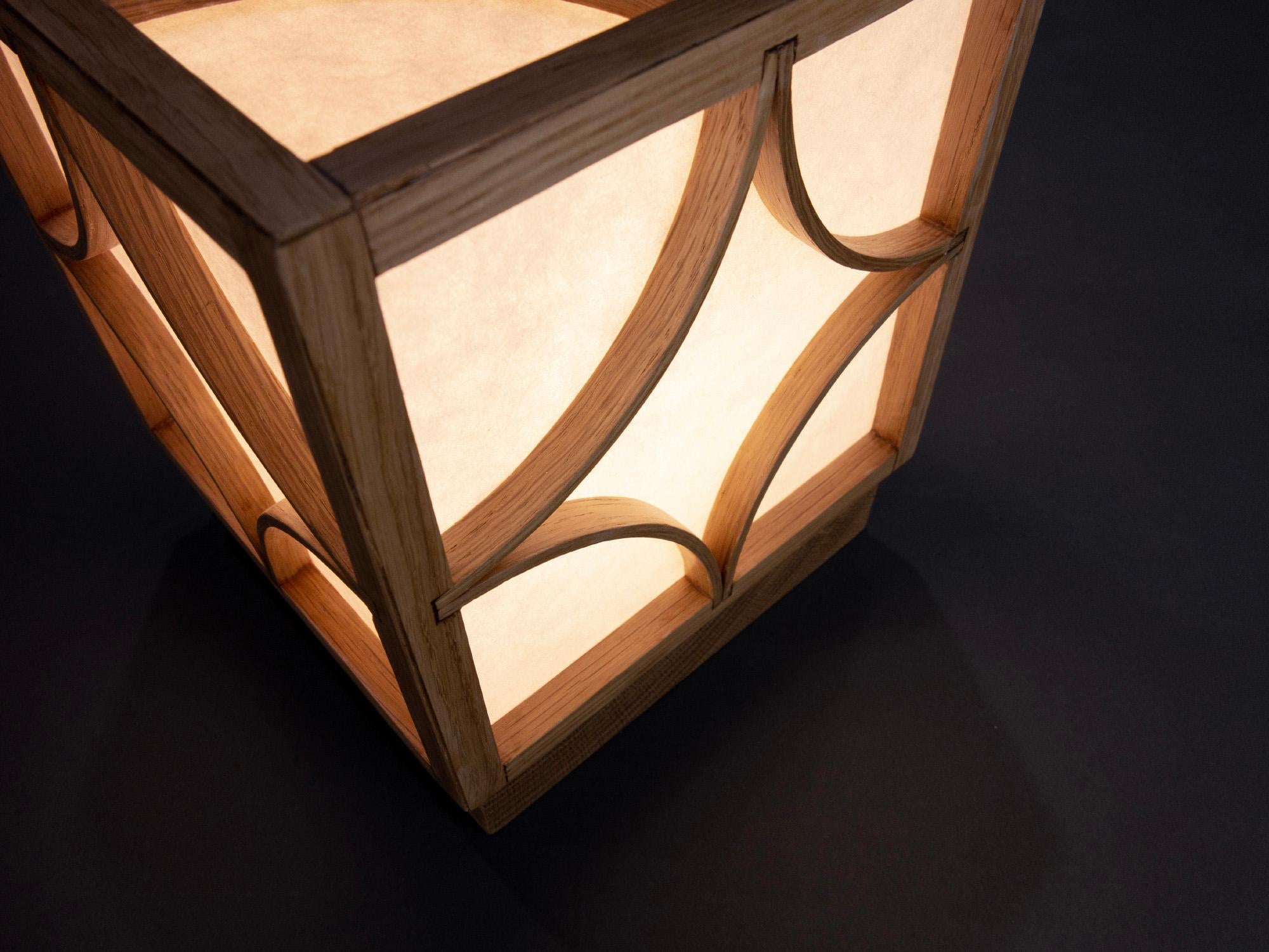 Américain LAMPE DE TABLE fabriquée à la main à partir d'un cadre en chêne blanc cintré à la vapeur et de feuilles de shoji japonaises. en vente