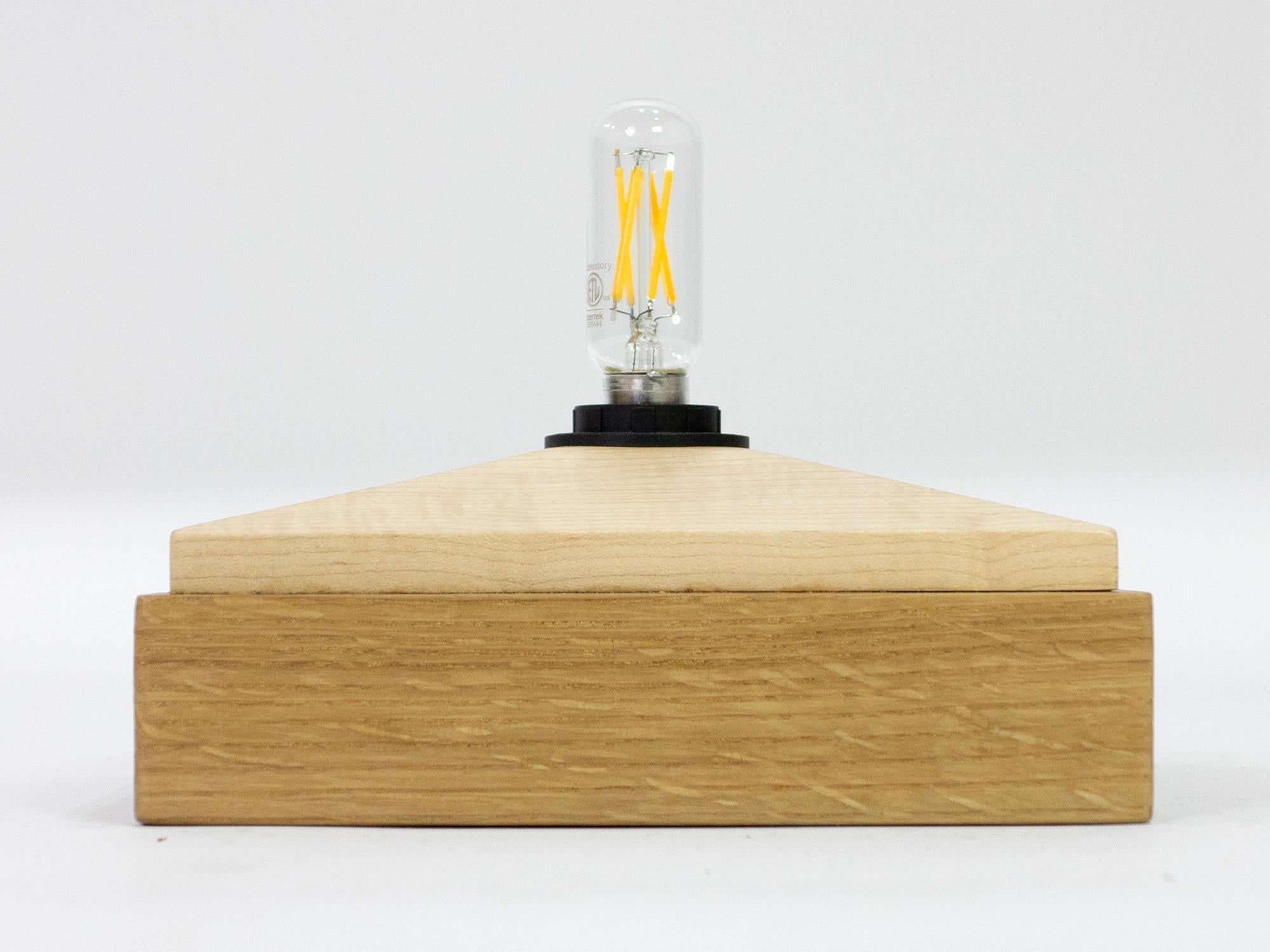 LAMPE DE TABLE fabriquée à la main à partir d'un cadre en chêne blanc cintré à la vapeur et de feuilles de shoji japonaises. Neuf - En vente à East Hampton, NY