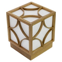 LAMPE DE TABLE fabriquée à la main à partir d'un cadre en chêne blanc cintré à la vapeur et de feuilles de shoji japonaises.