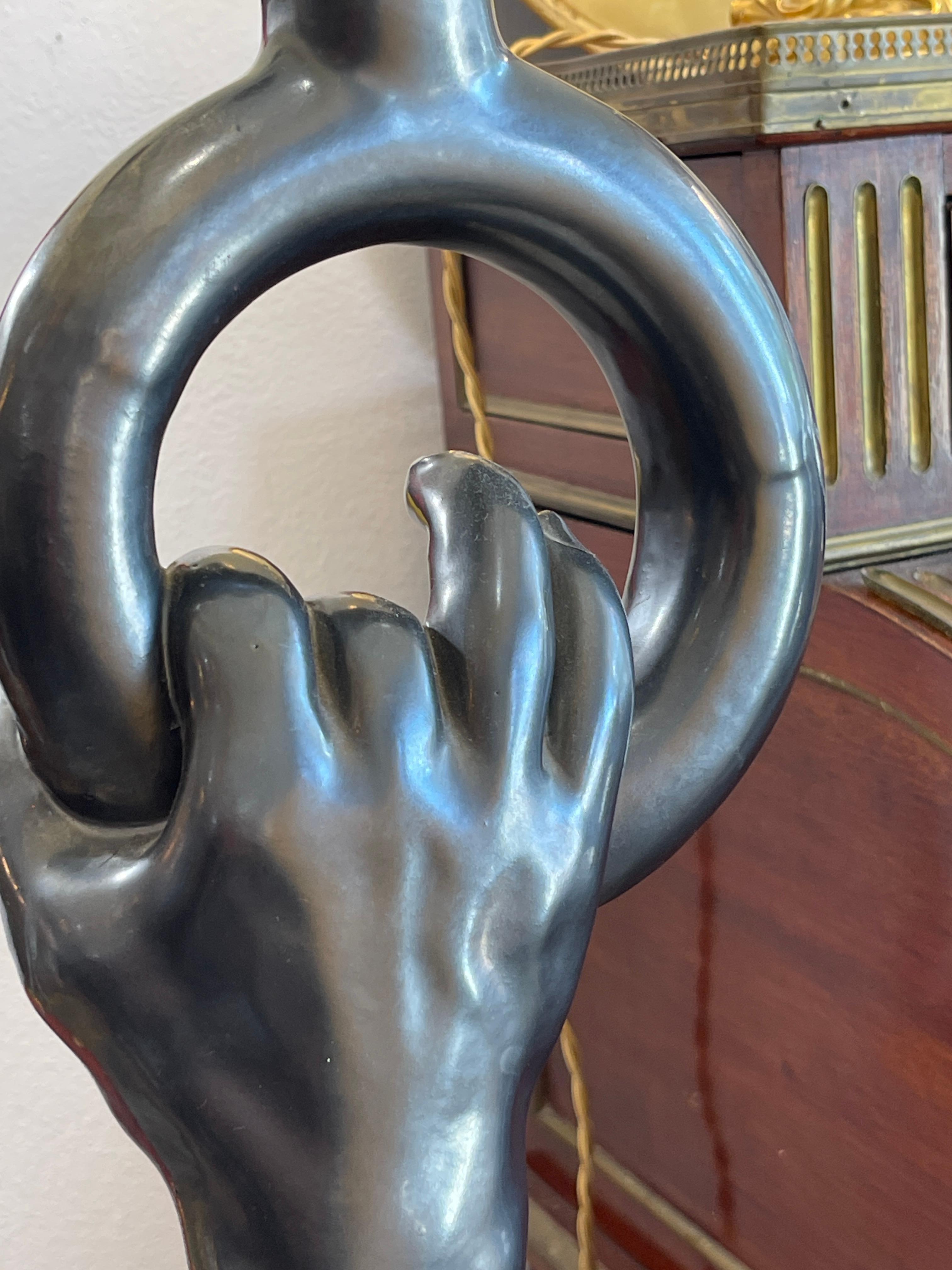 Français Lampe de table tenant à la main un anneau en terre cuite noire, signée Jean Marais (1913-1998) en vente