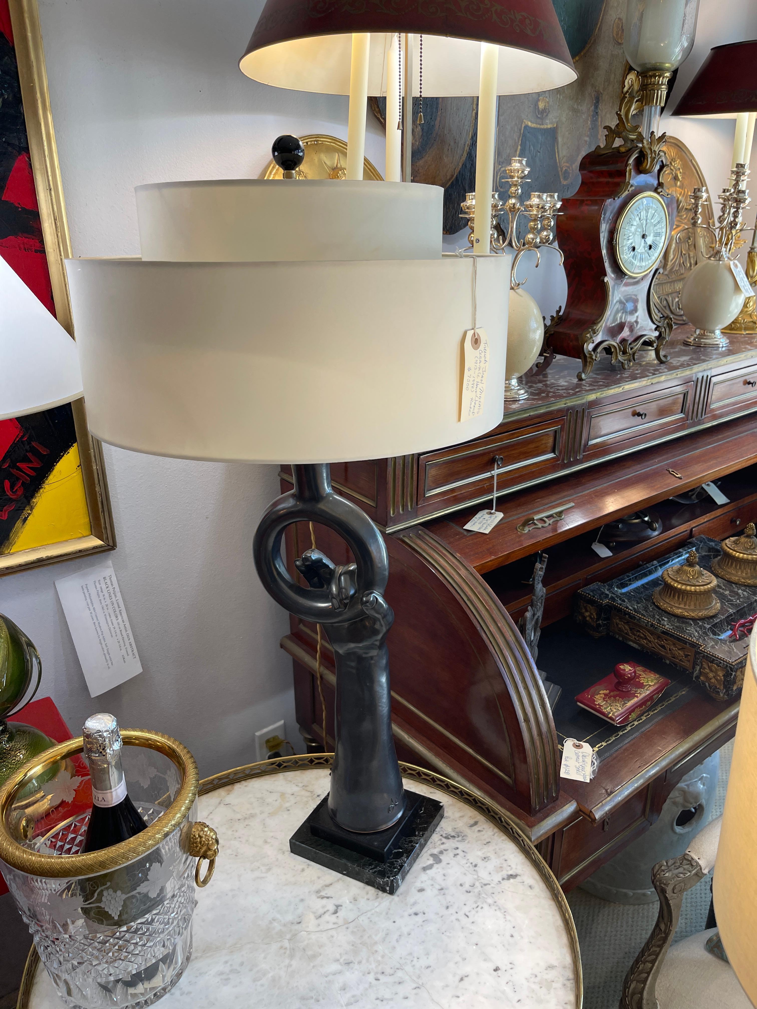 Lampe de table tenant à la main un anneau en terre cuite noire, signée Jean Marais (1913-1998) en vente 2