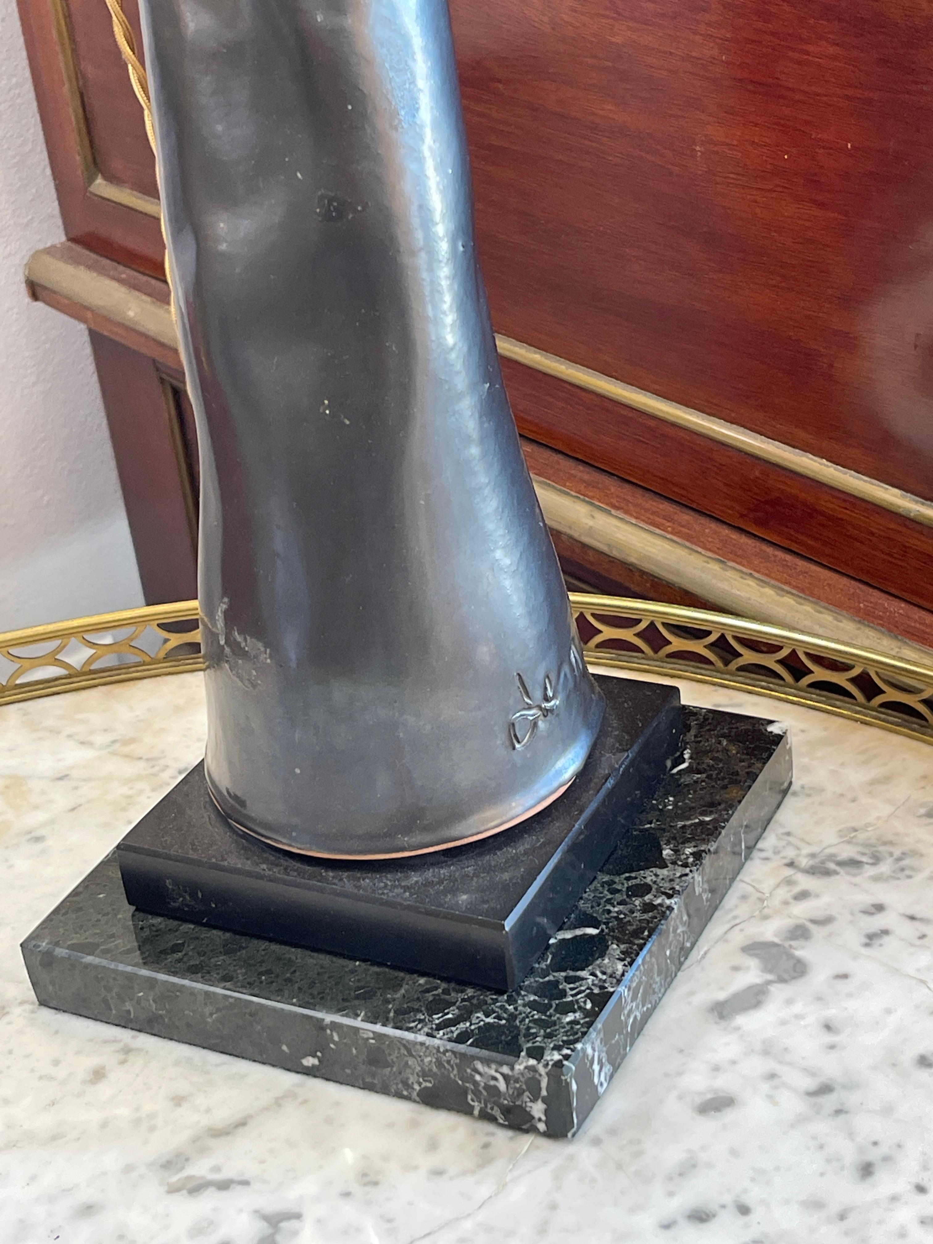 Fait main Lampe de table tenant à la main un anneau en terre cuite noire, signée Jean Marais (1913-1998) en vente