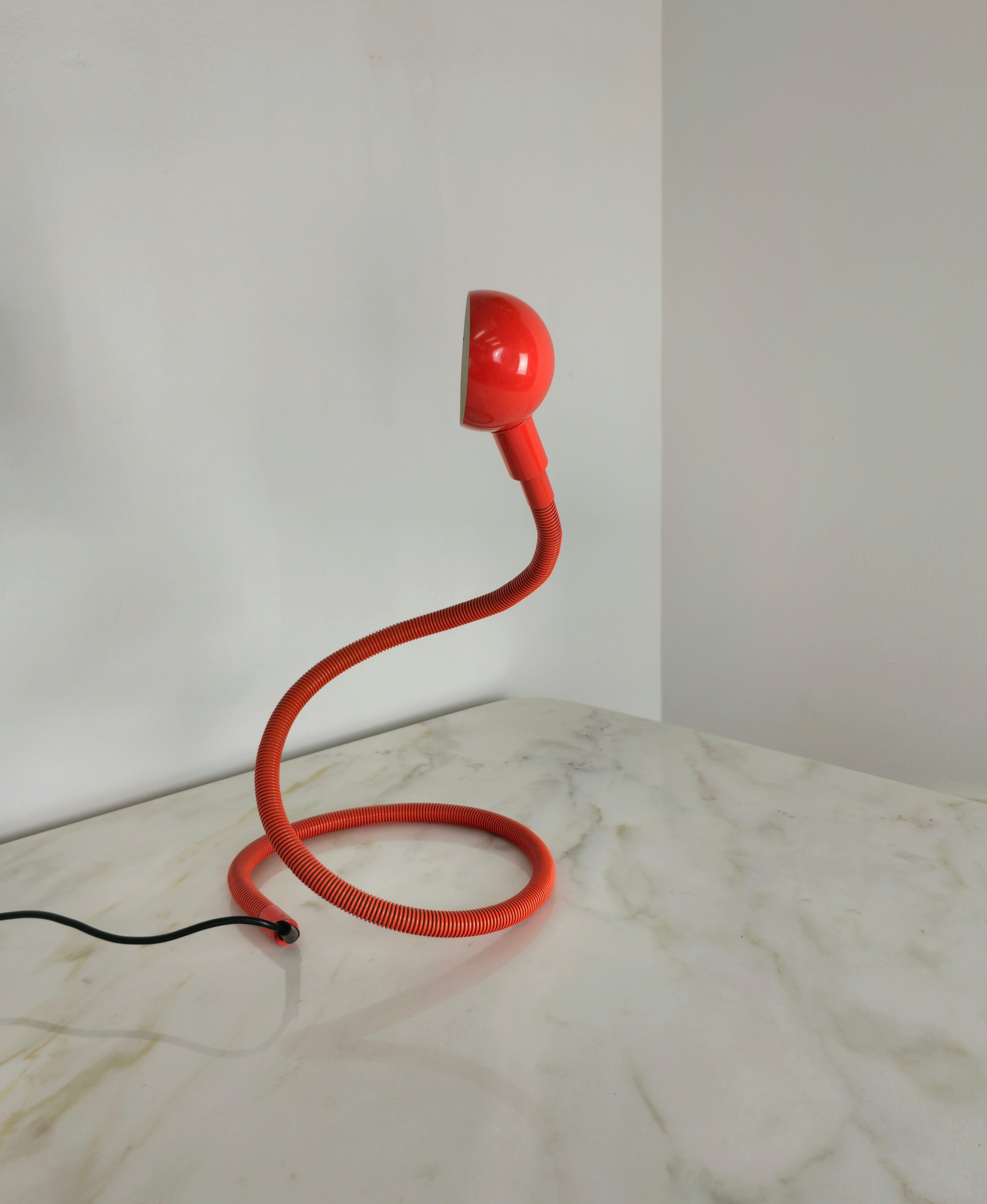 Mid-Century Modern Lampe de bureau Hebi Isao Hosoe pour Valenti Luce en métal et aluminium rouge du milieu du siècle 1970 en vente