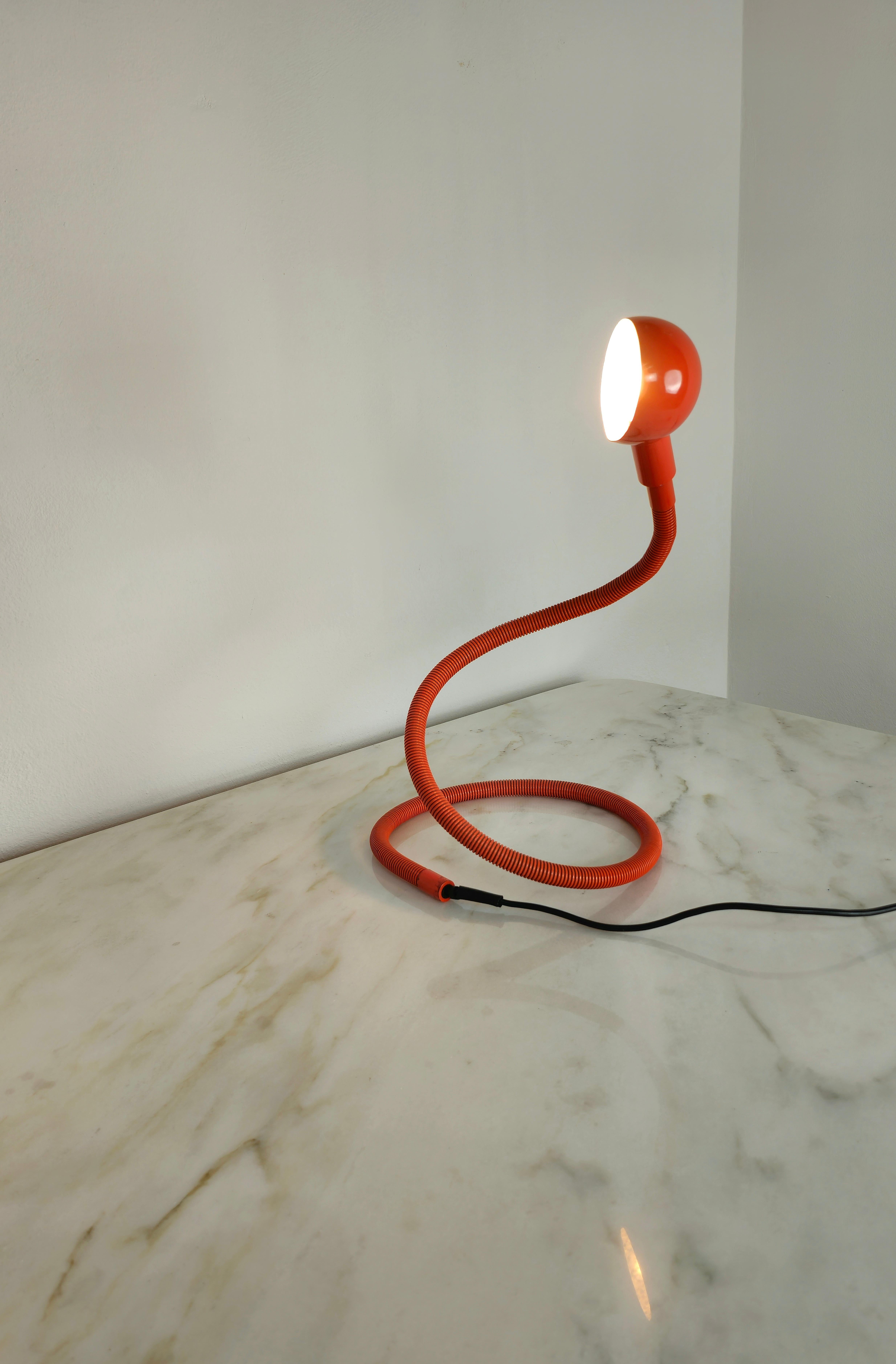 italien Lampe de bureau Hebi Isao Hosoe pour Valenti Luce en métal et aluminium rouge du milieu du siècle 1970 en vente