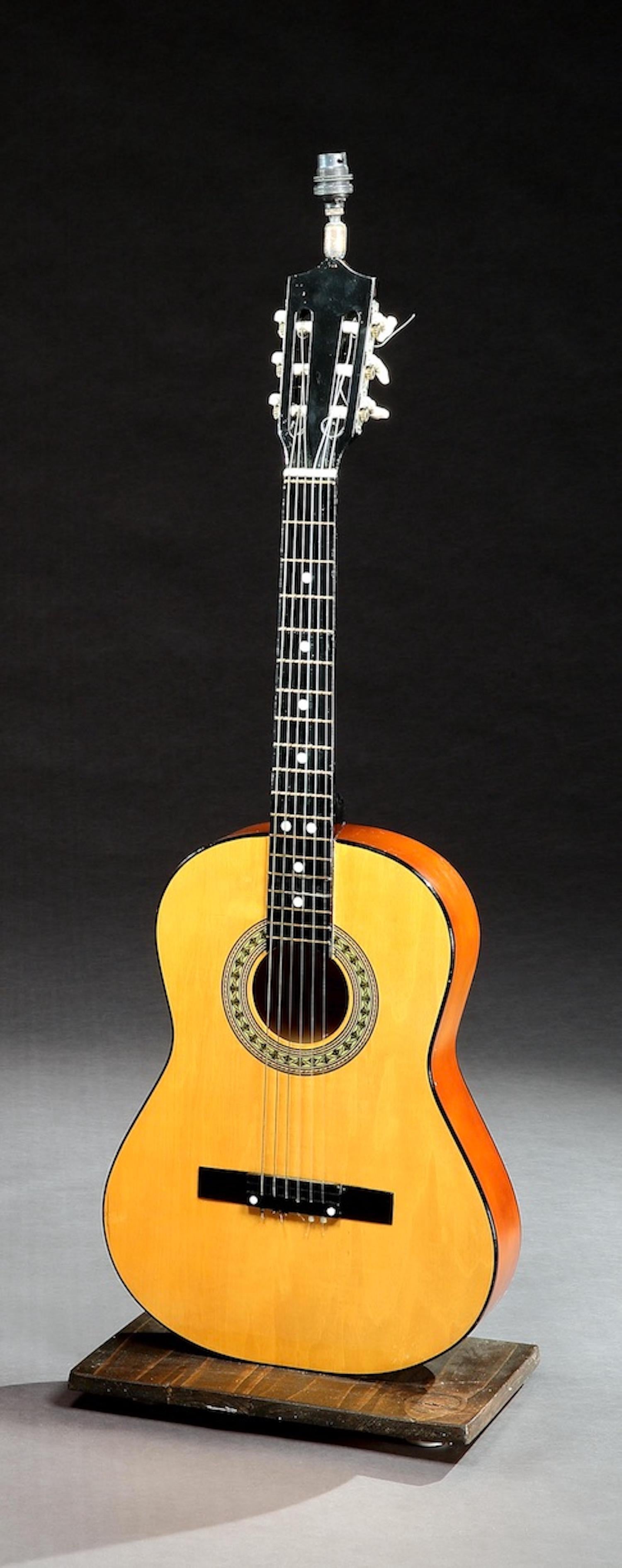 This three-quarter size classical, acoustic guitar is in a natural, two-tone wooden finish and has a vibrant, exciting tone.
 
Linden spruce laminate body, back, sides and neck. The body with Classic rosette decoration. Binding black front. Bridge