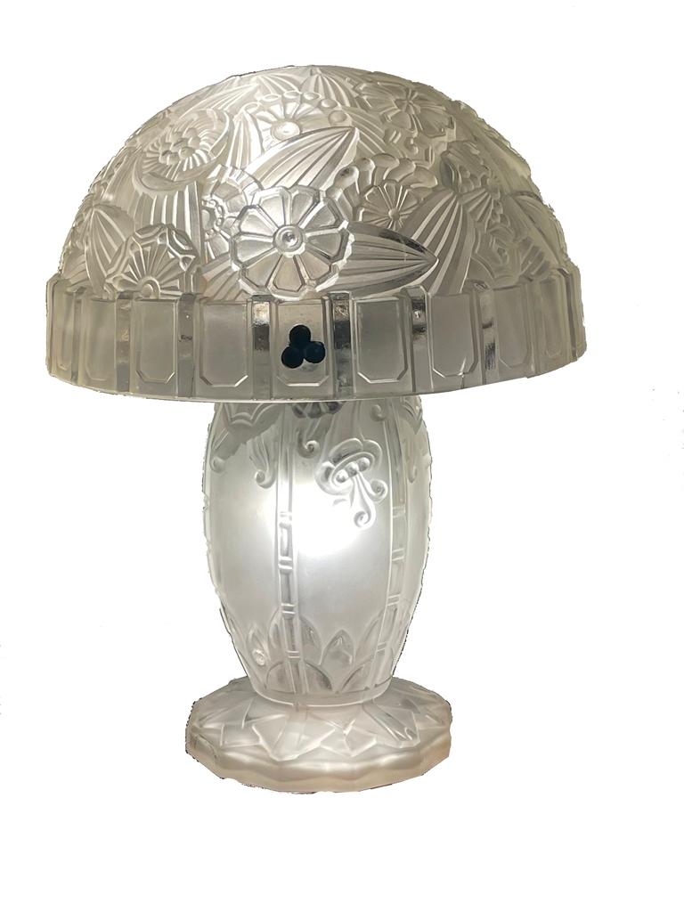 Lámpara de mesa Hettier Vincent
Hettier Vincent fue un artista y diseñador de vidrio francés que trabajó en el estilo Art Déco. Nació el 14 de mayo de 1875 en París y estudió en la Escuela de Artes Decorativas de París. Tras completar sus estudios,