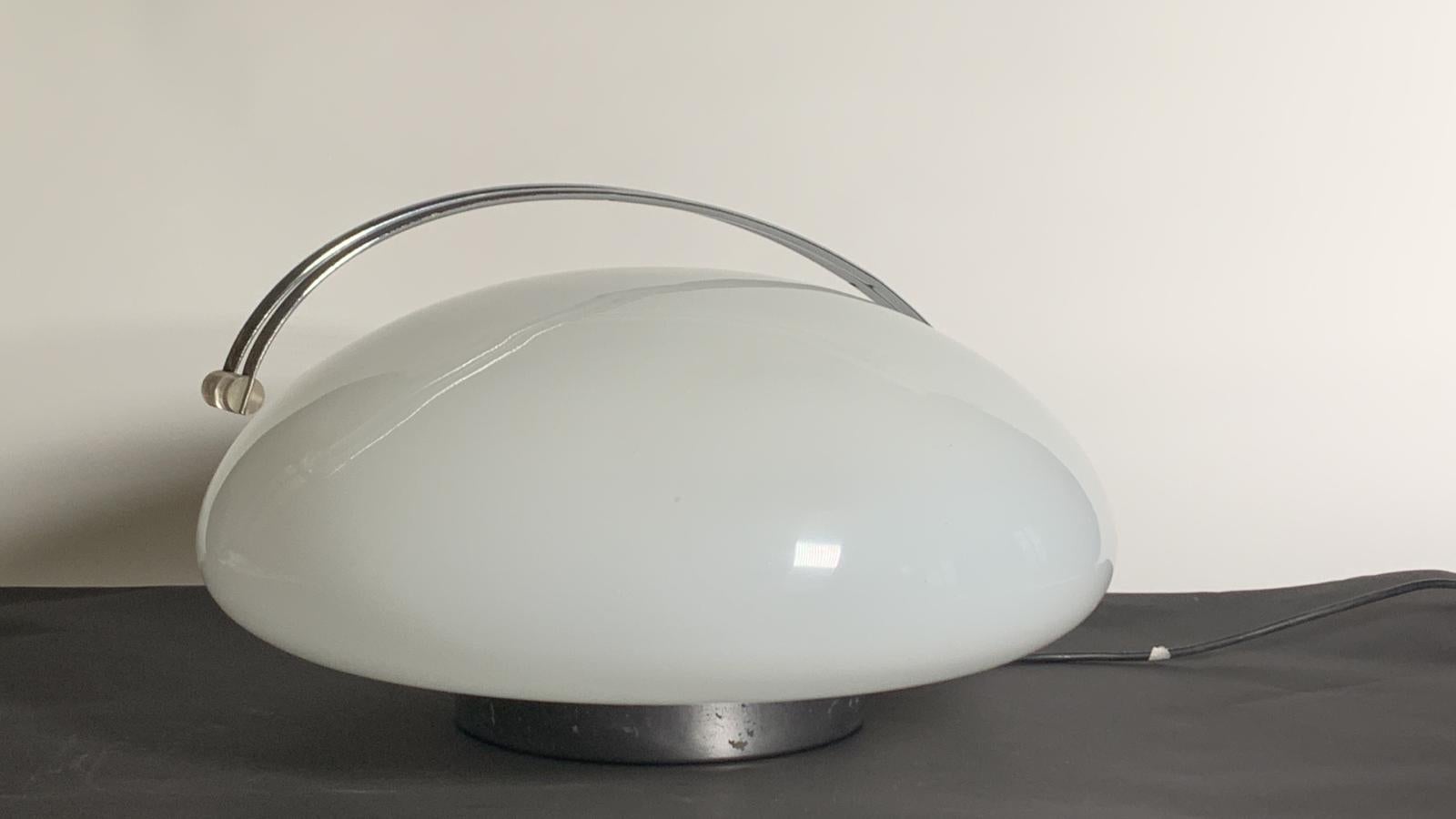 Die Il Cammino Stehleuchte wurde 1972 von Angelo Mangiarotti für Iter Elettronica entworfen. Sie besteht aus Opalglas mit einem verchromten Sockel. Über einen berührungsempfindlichen Schalter lässt sich diese Leuchte ein- und ausschalten und dimmen.