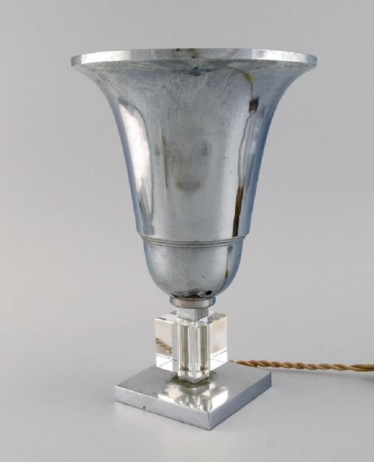 Lampe de table en aluminium et verre d'art transparent. 
Design/One, années 1940.
Mesures : 29 x 20 cm.
En excellent état avec patine.