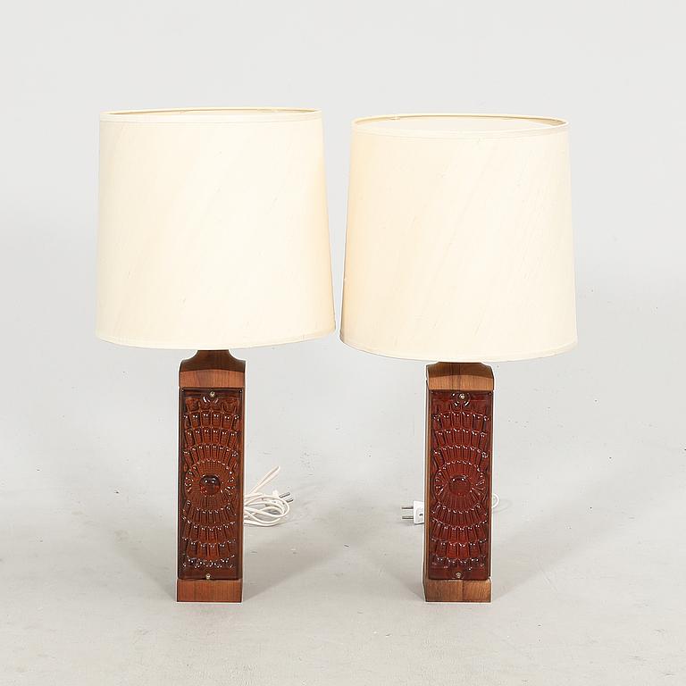 Table lamp in amber red Cast Glass and Teak a Pair, Sweden, 1970s In Good Condition For Sale In Paris, FR