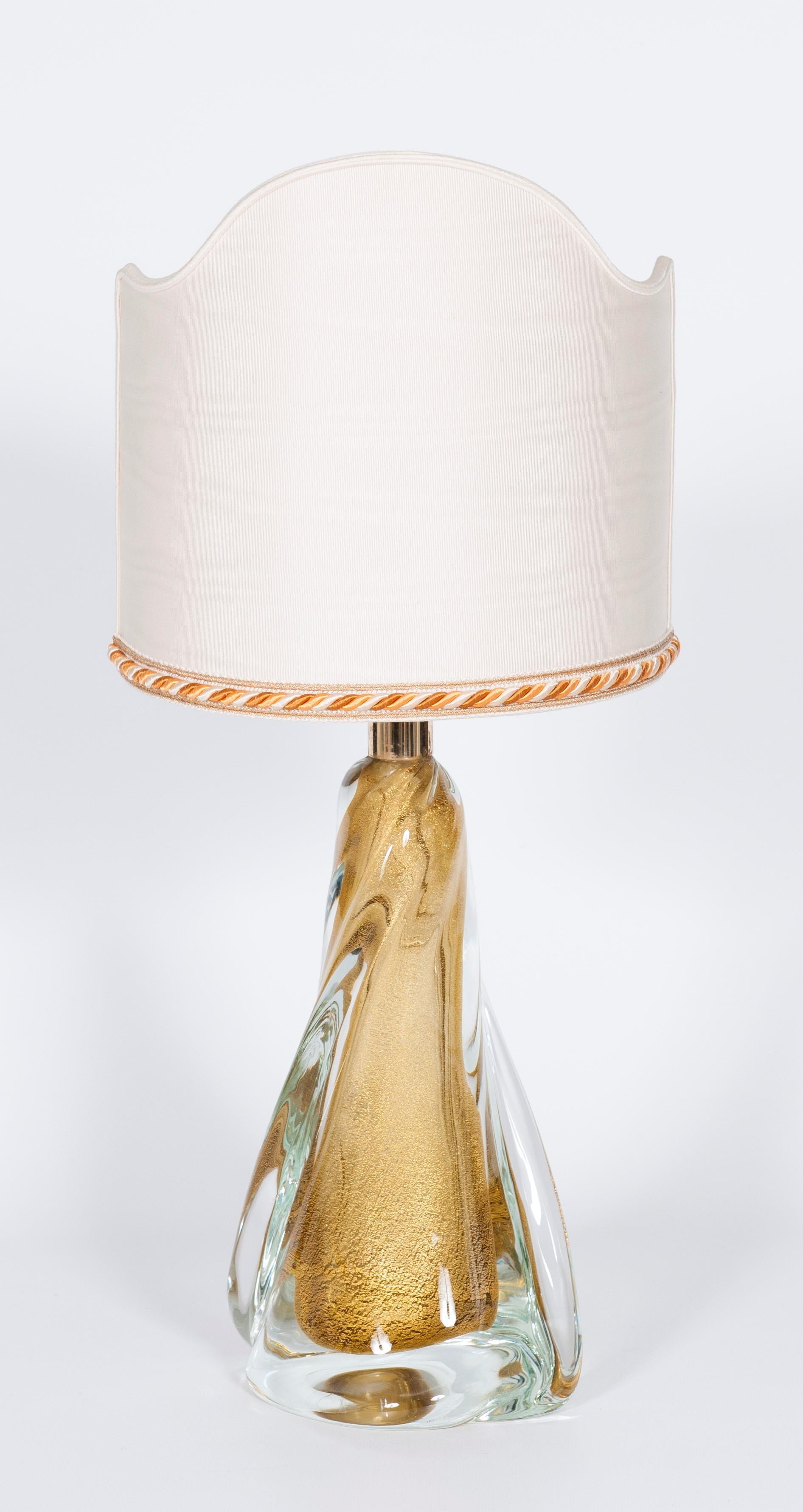 Massive Table Lamp in Artistic Murano Glass with Fan Shaped Gold body 1980s
Table lamp, entirely handcrafted in Murano Island, Venice, in blown artistic Murano glass, attributed to Seguso.
The base of the lamp is of transparent glass with sunken