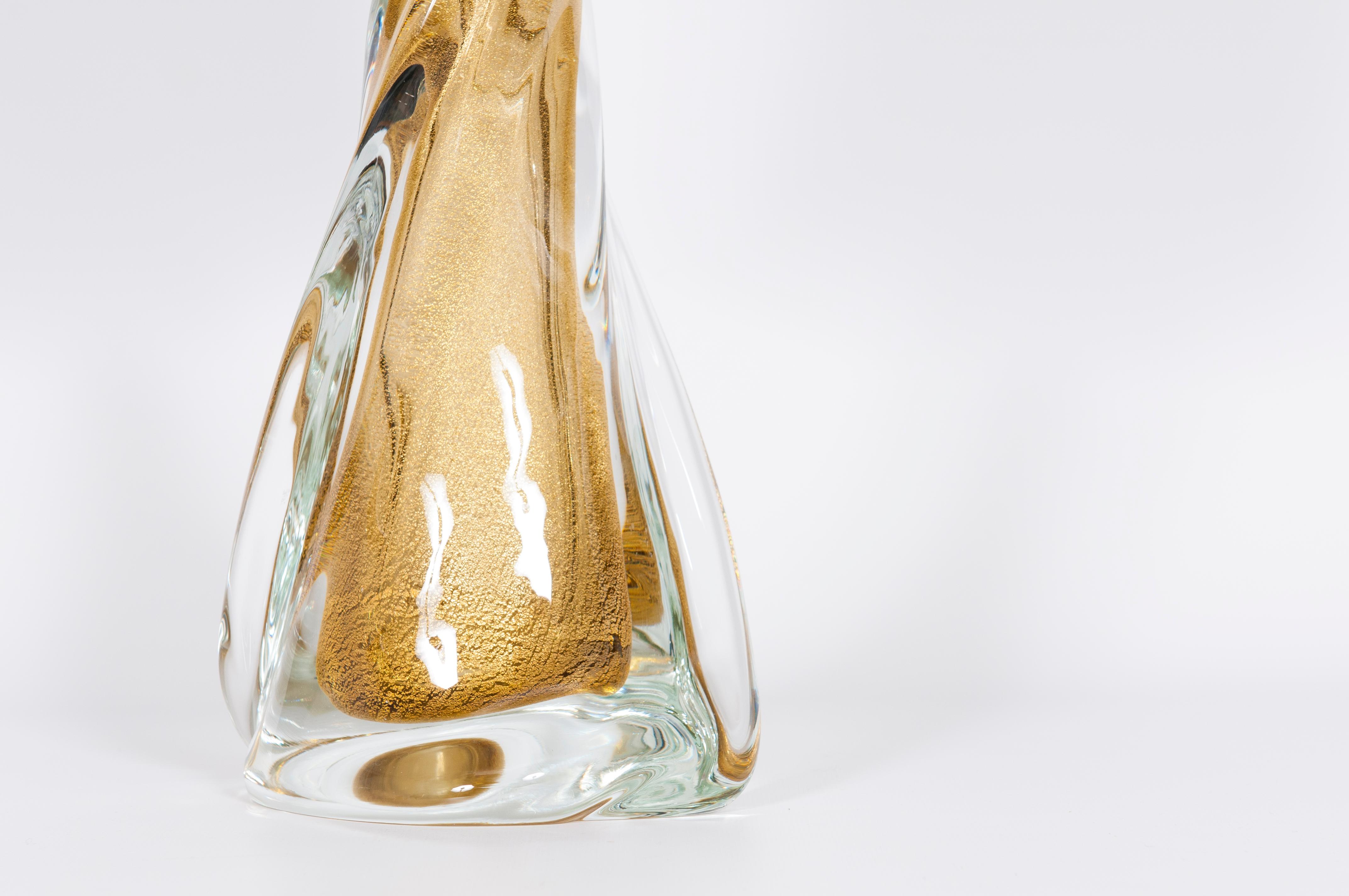 Lámpara de sobremesa maciza de cristal artístico de Murano con cuerpo dorado en forma de abanico Años 80 Moderno de mediados de siglo en venta