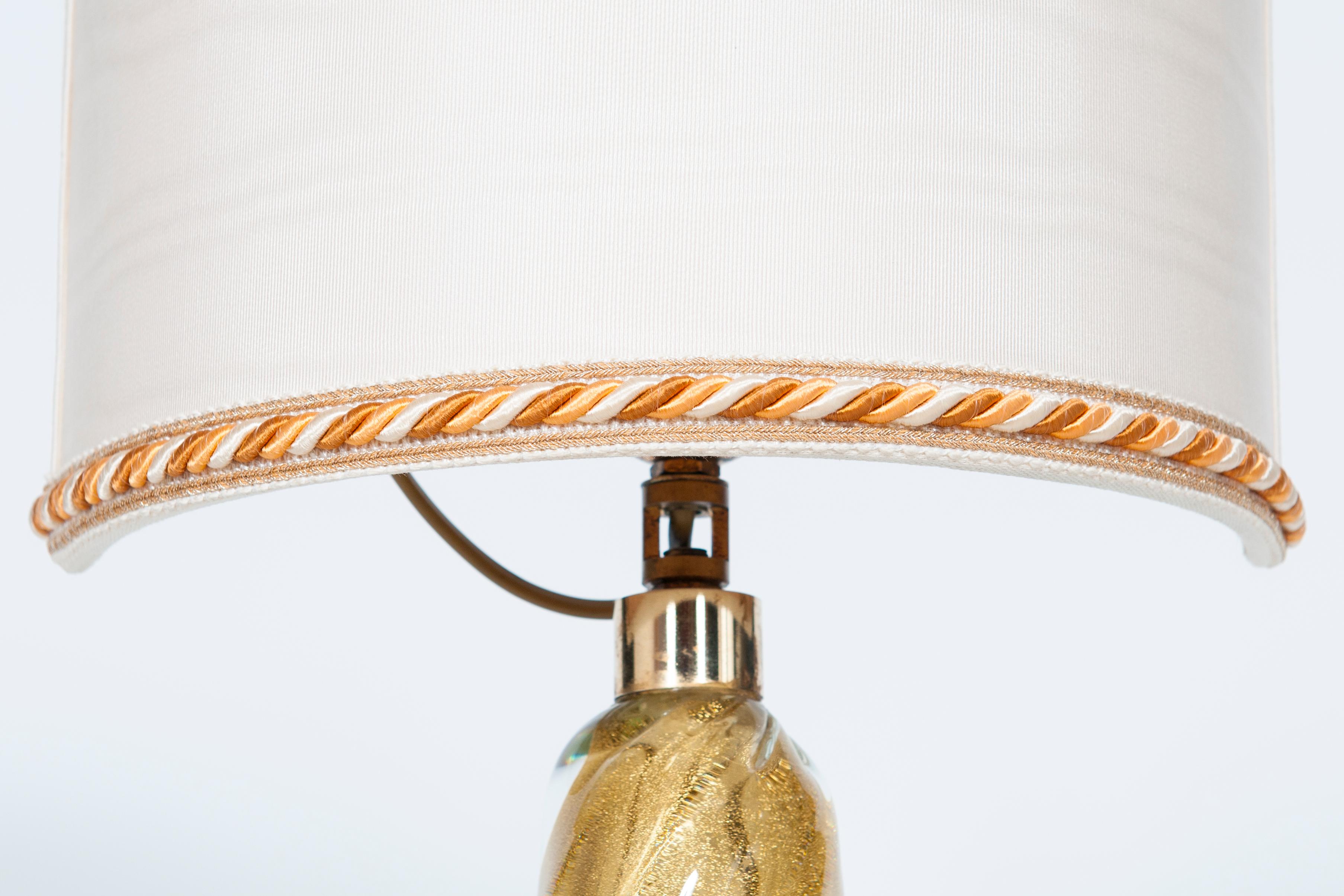 Fait main Lampe de bureau massive en verre de Murano artistique avec corps en forme d'éventail en or, années 1980 en vente