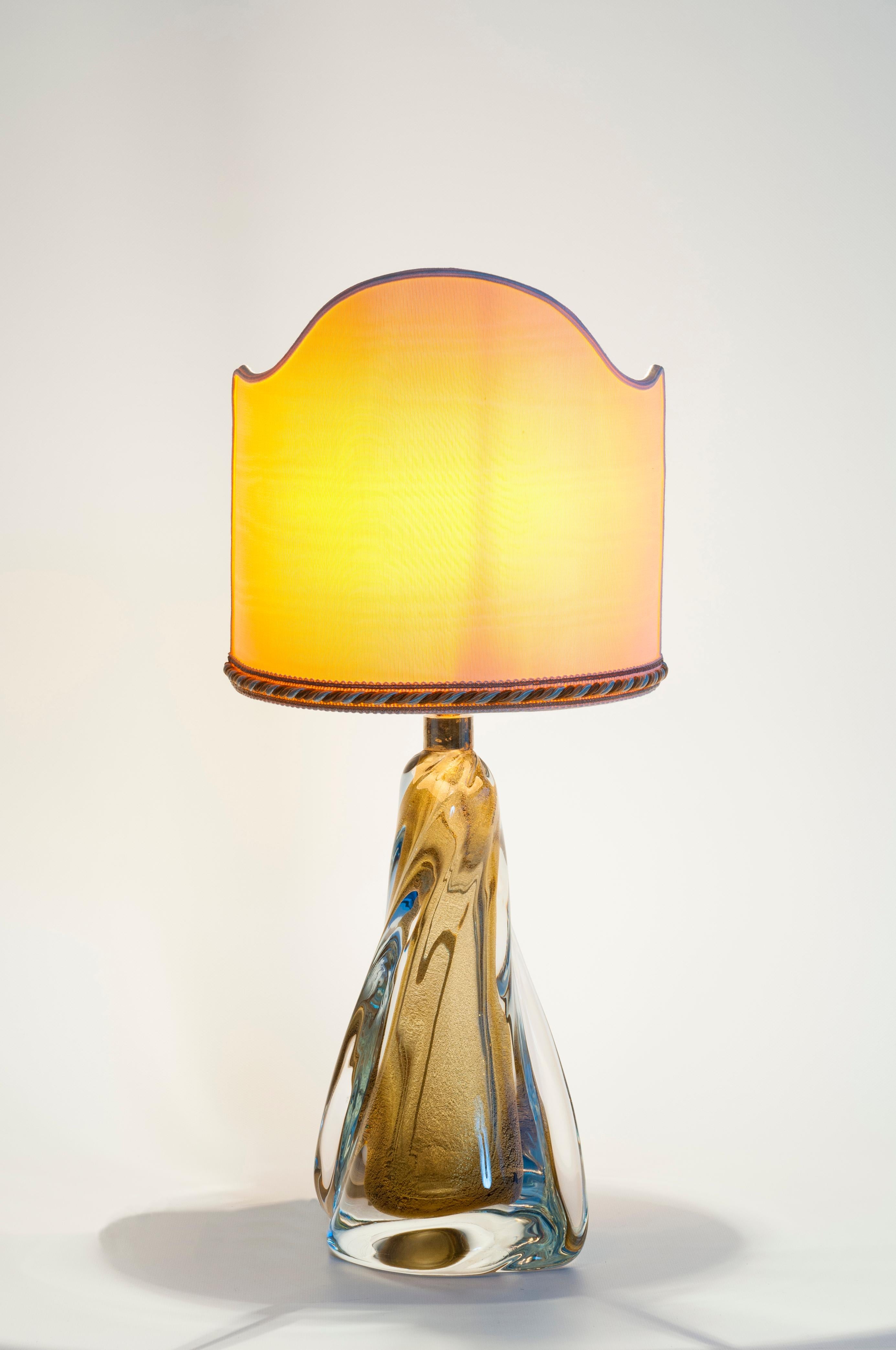 Lámpara de sobremesa maciza de cristal artístico de Murano con cuerpo dorado en forma de abanico Años 80 en venta 1