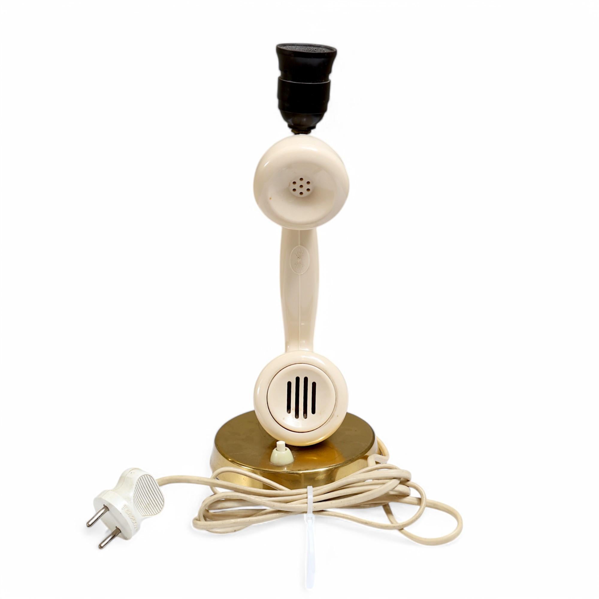 Personnalisé  Lampe de table avec pied en laiton avec combiné téléphonique sur pied modèle LM Ericsson DBH. Un point d'éclairage.
Hauteur d'environ 31 cm. Diamètre du pied : environ 12,5 cm.

Bon état
