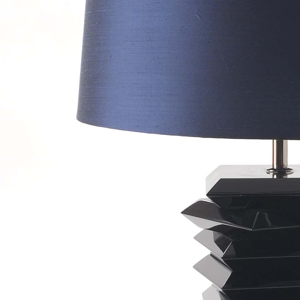 Table lamp in black lacquered wood
The lamp base can be made from oak, beech tree or mahogany wood. The wood can be lacquered in either a black or white finish. The lampshade is available in two options (fabric or silk).
Dimensions:
Height 19.69