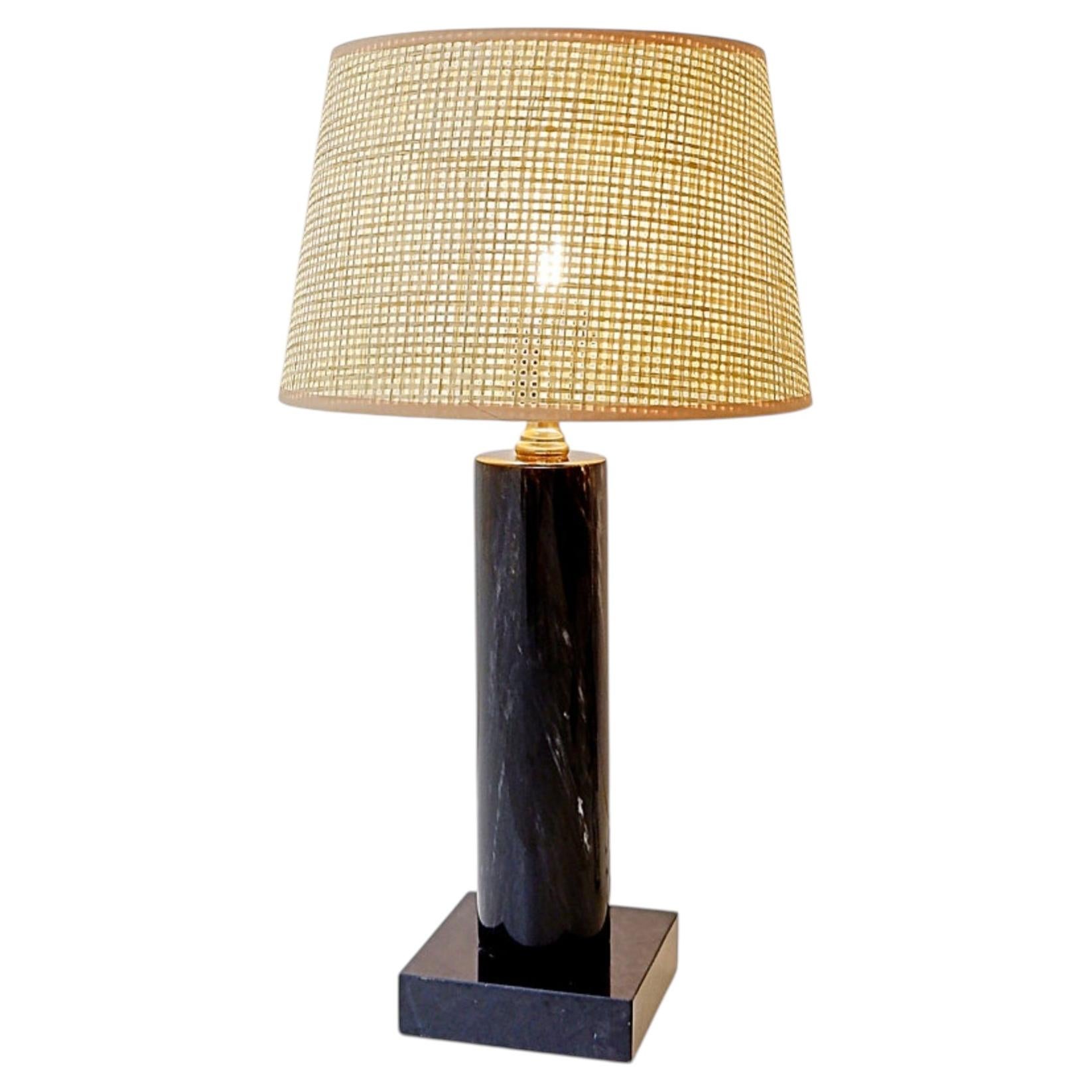 Lampada da tavolo in marmo nero e paralume in rafia naturale in vendita