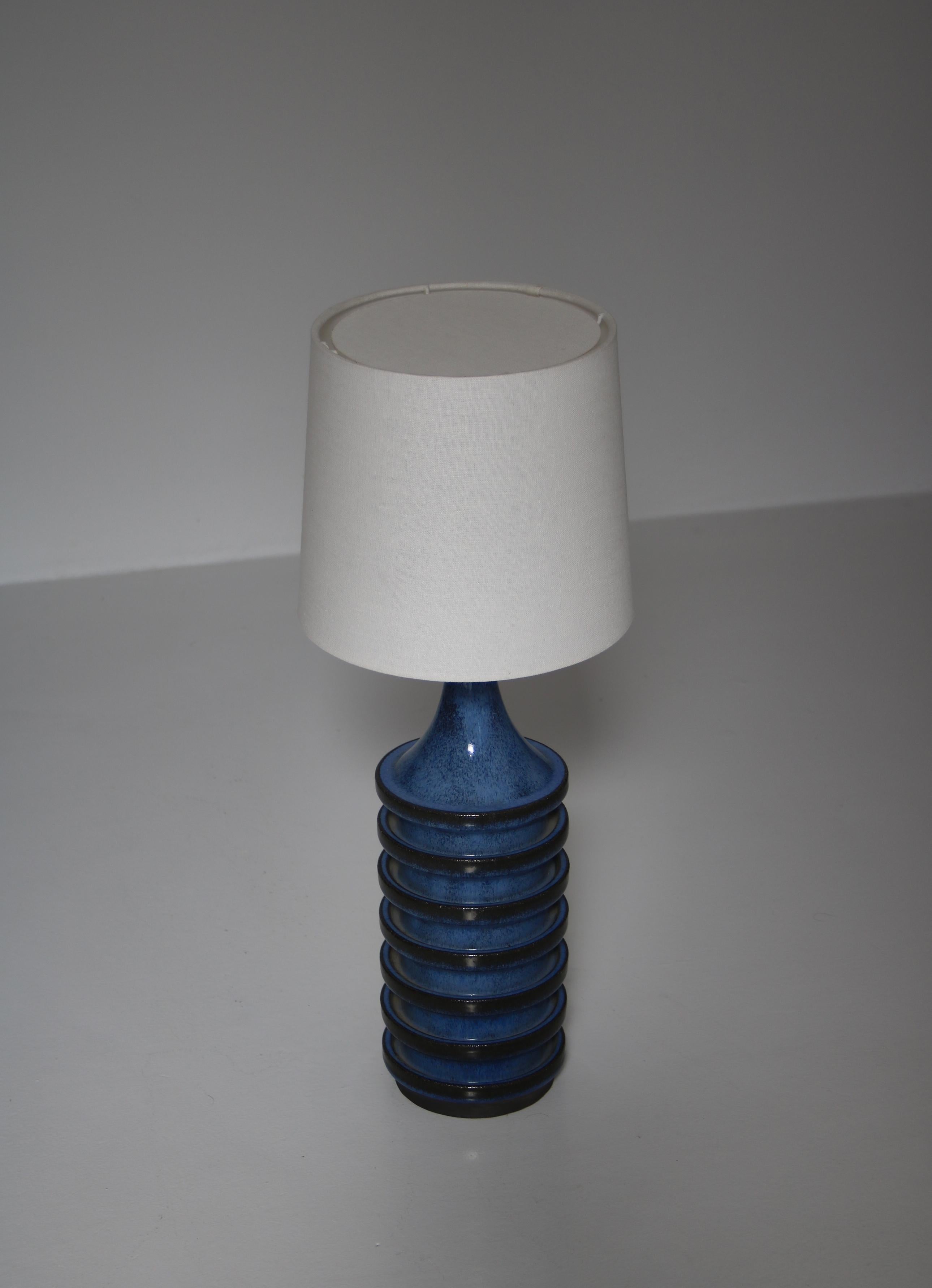 Lampe de bureau en céramique bleue par Herluf Gottschalk-Olsen Stogo, Danemark, années 1960 Bon état - En vente à Odense, DK