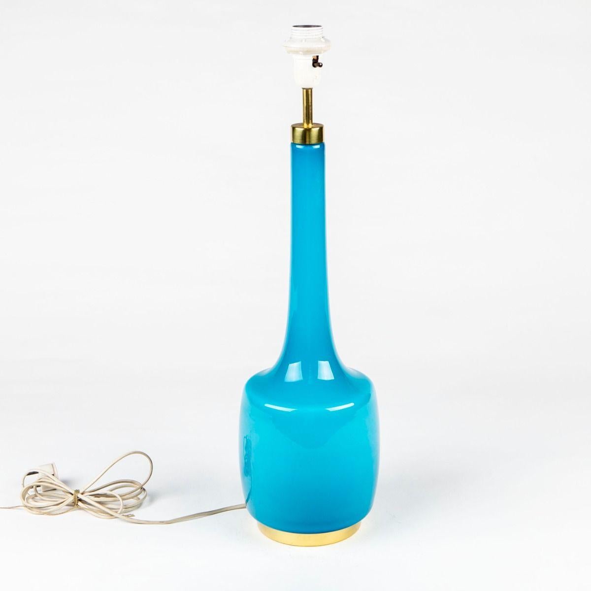 Lampe de table en verre opalin bleu avec base et plateau en laiton.
Design/One : Svend Åge Holm Sørensen (1913-2004) pour Kastrup Glasværk vers 1960.
Parfait état.
