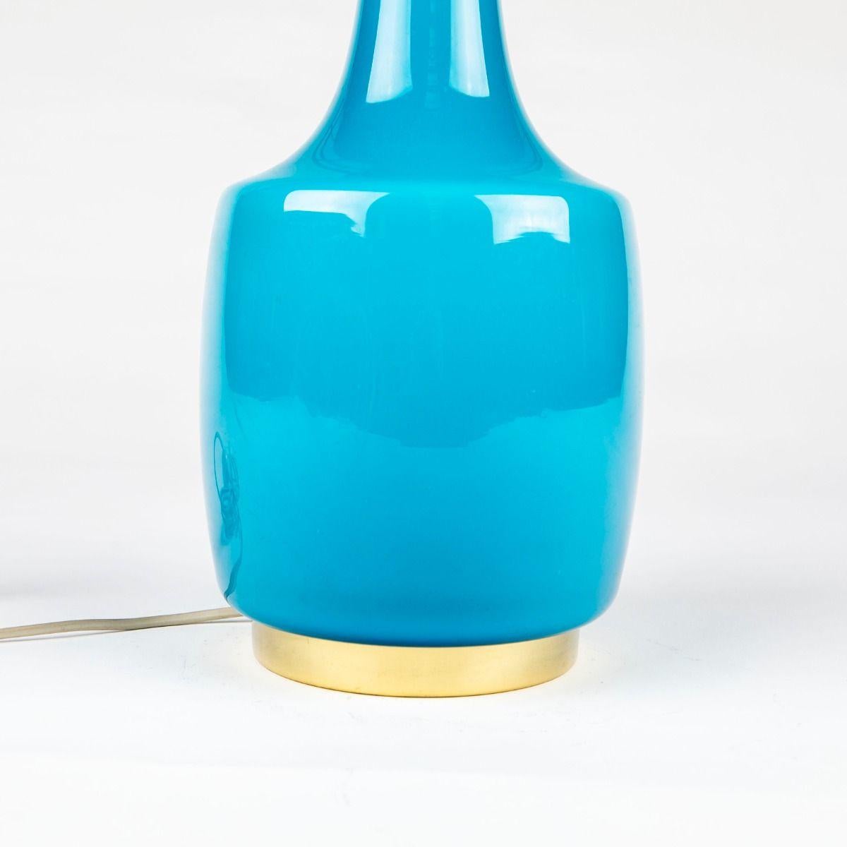 Moderne Lampe de table en verre opalin bleu Design : Svend Åge Holm Sørensen en vente