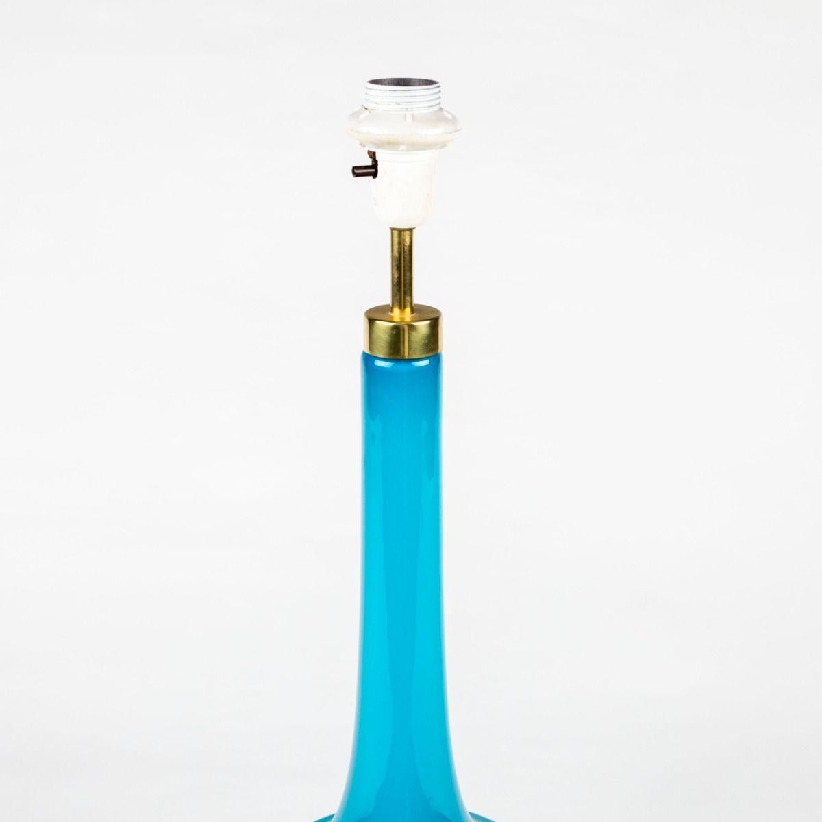 Danois Lampe de table en verre opalin bleu Design : Svend Åge Holm Sørensen en vente