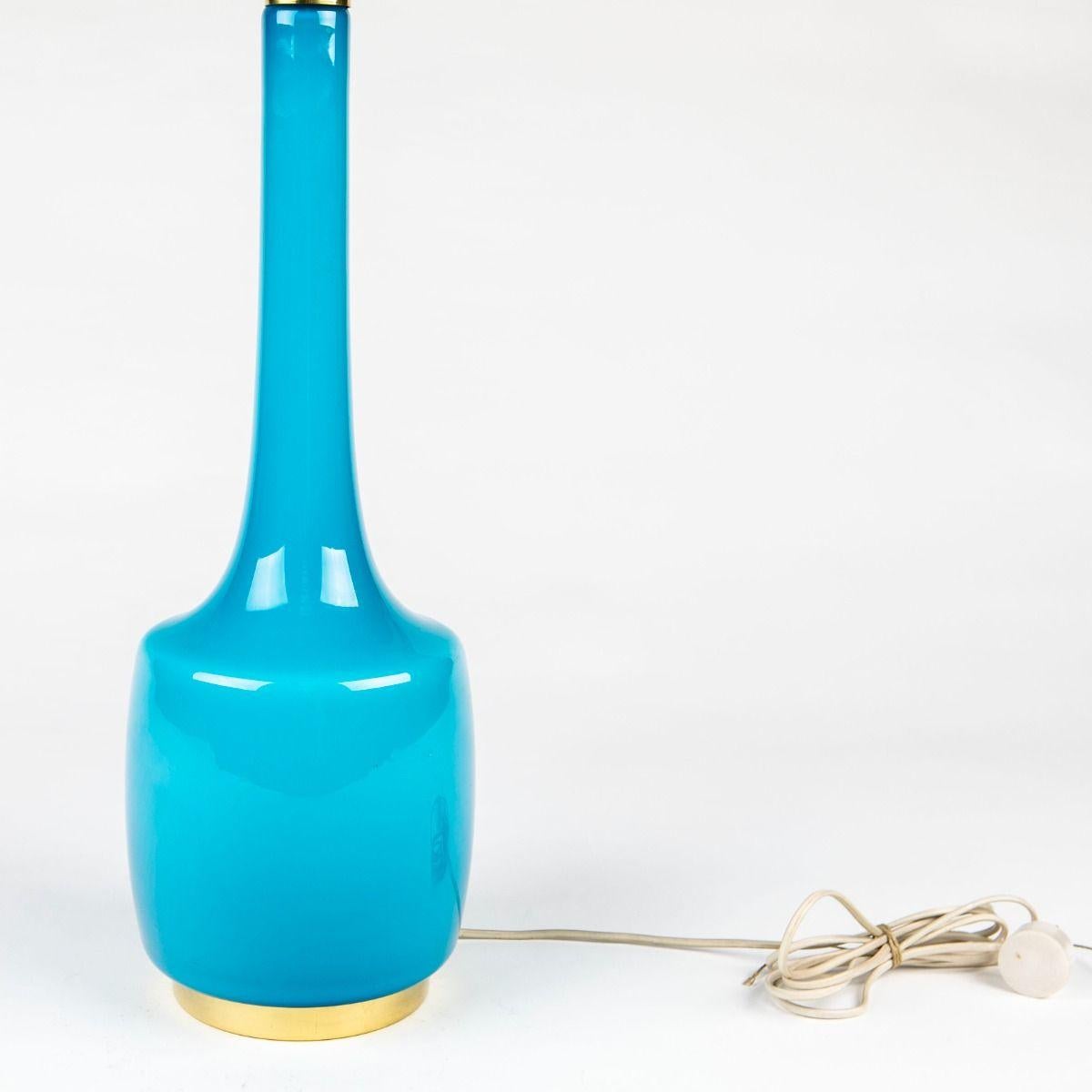 Lampe de table en verre opalin bleu Design : Svend Åge Holm Sørensen Bon état - En vente à Kastrup, DK