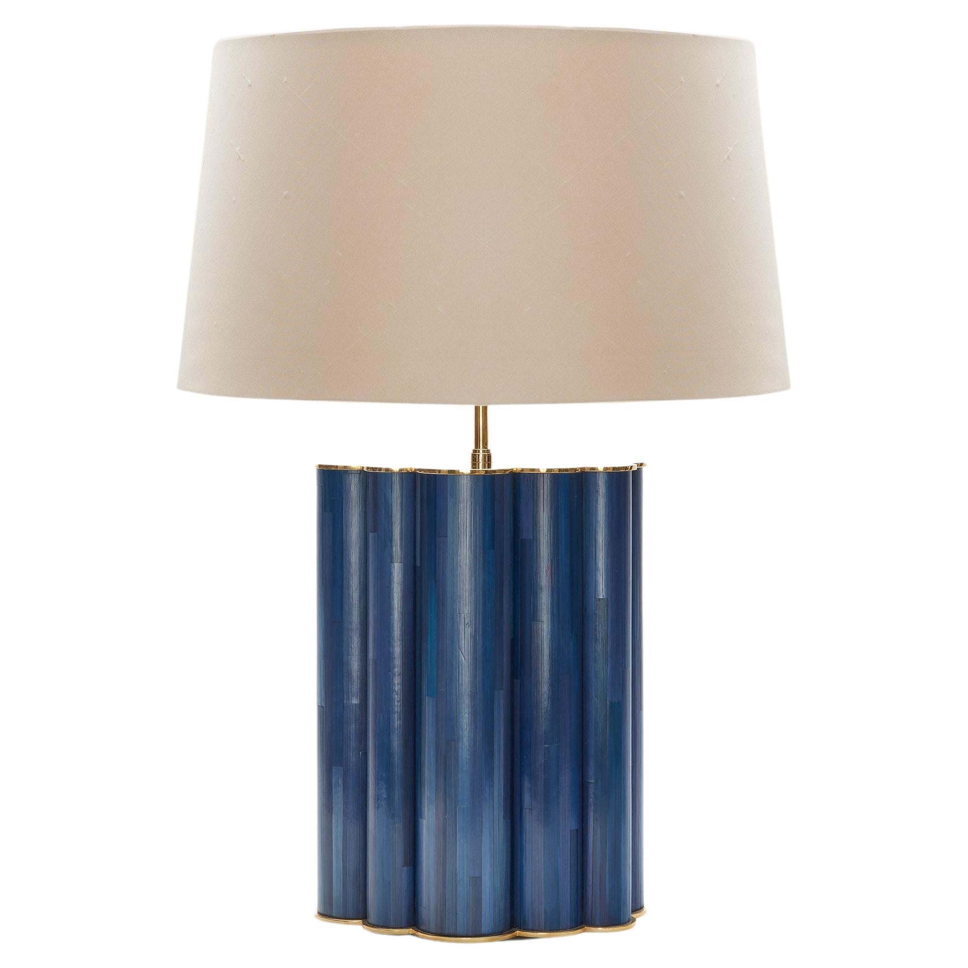  Lampe de table en marqueterie de paille bleue ou brune fabriquée à la main au Royaume-Uni Contemporain en vente